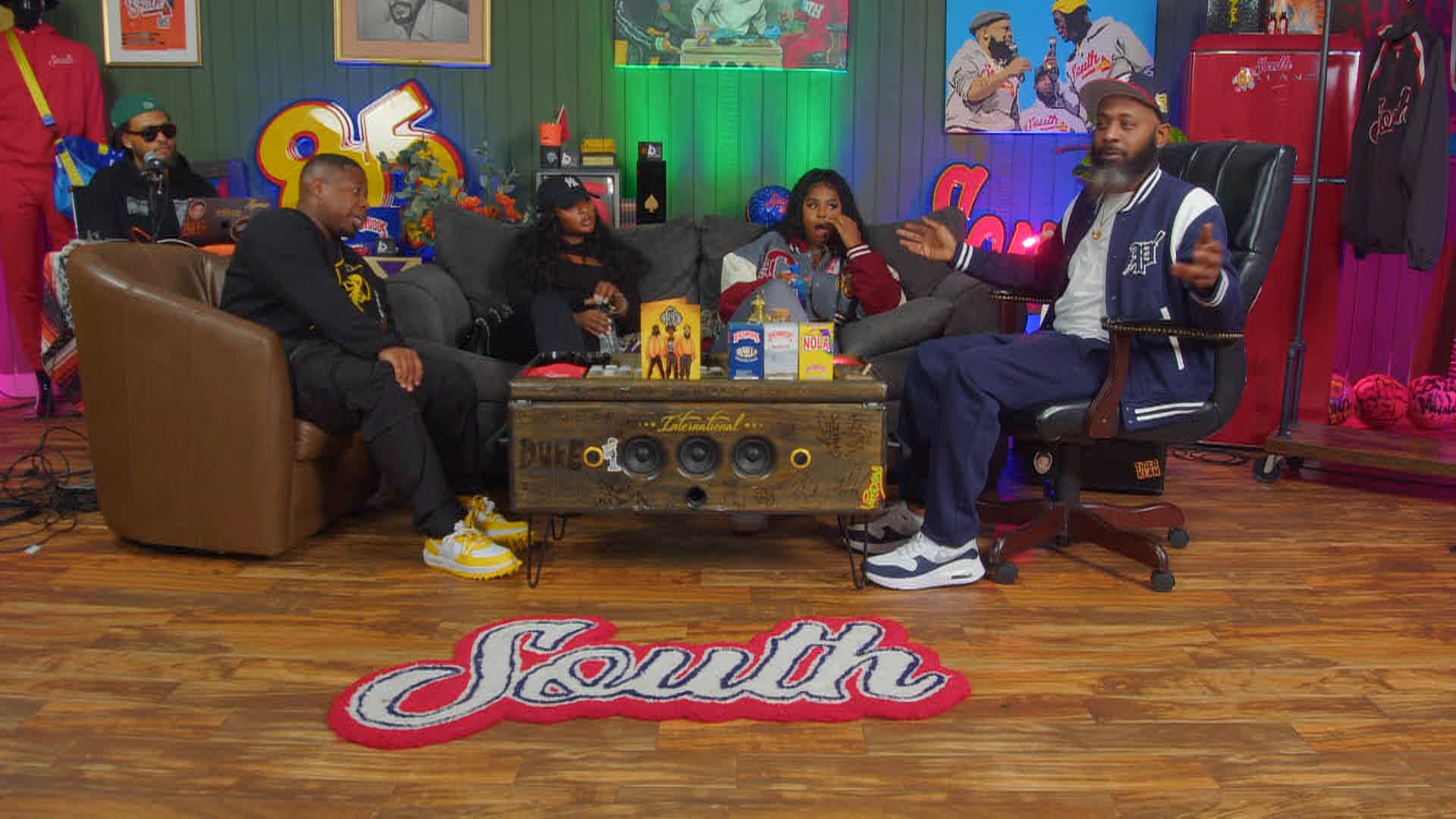 POUR MINDS SHORTS : EVERYBODIES ALREADY RAN THROUGH