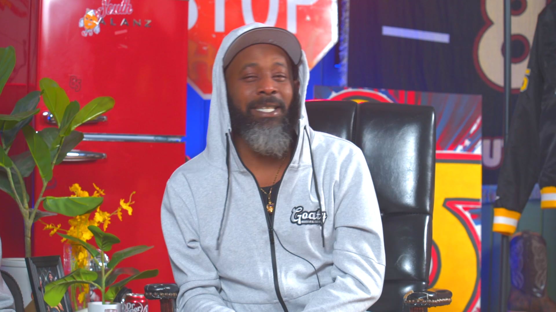 WARREN G SHORTS: CHILLEN AT HER HOUSE BUT SHE GOT ROACHES