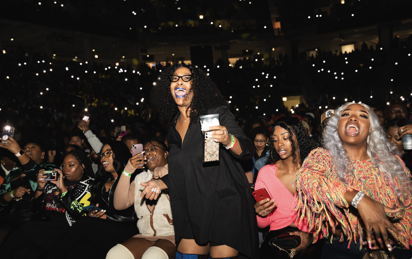 😂😂😂 DC Young Fly, Karlous Miller and Chico Bean roast the ladies in Chicago! 