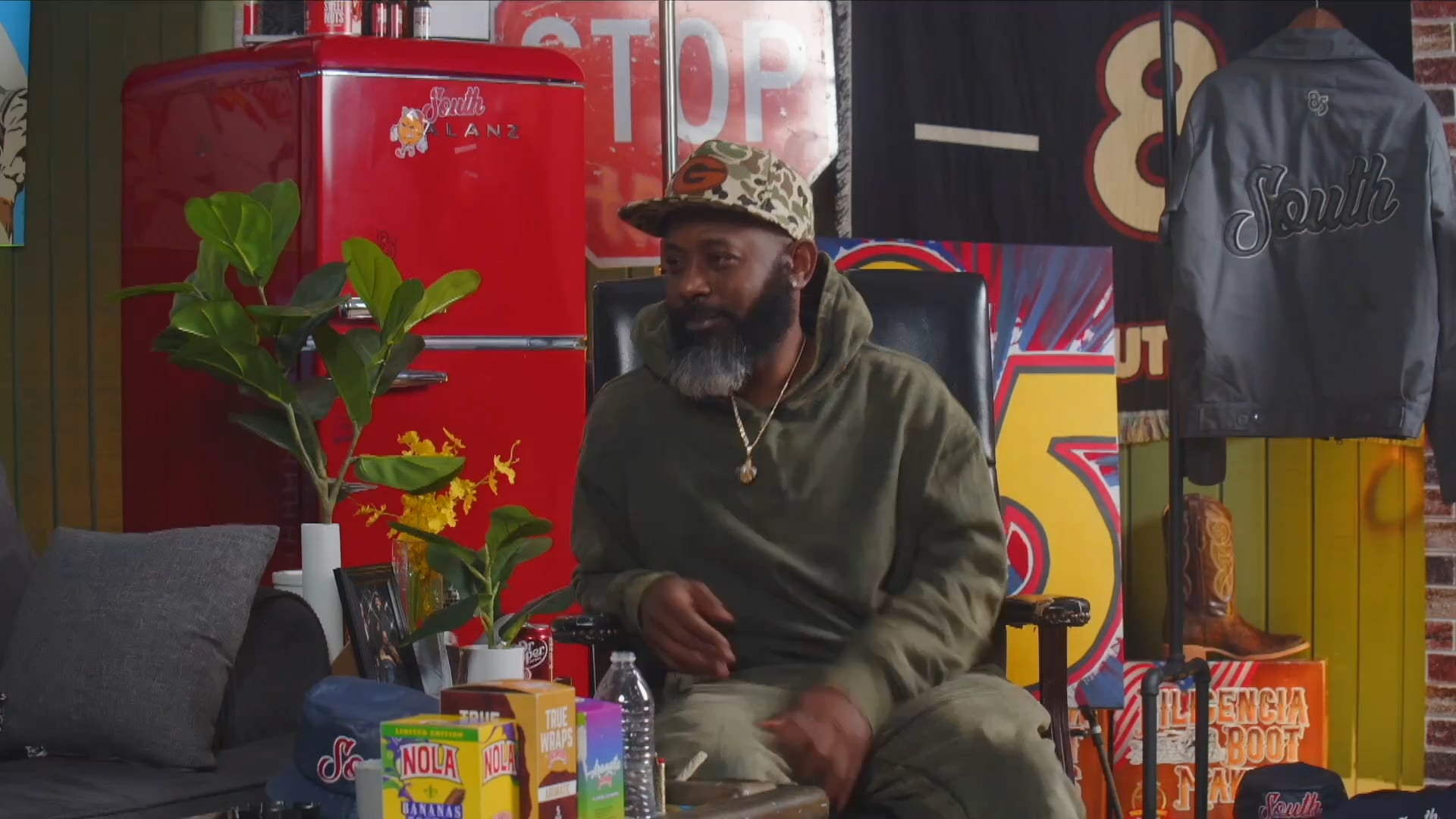 MAN VS GORILLA : 85 SOUTH SHOW SHORTS 