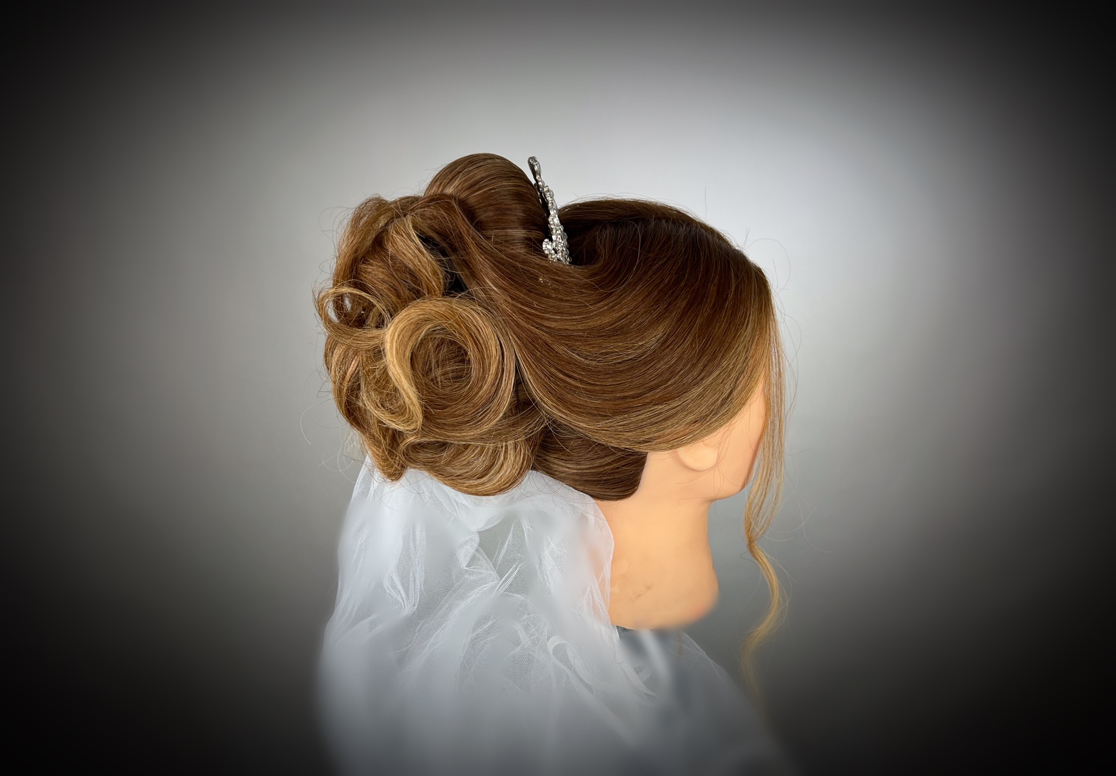 Bridal Colleciton 2023, Tiara and Veil