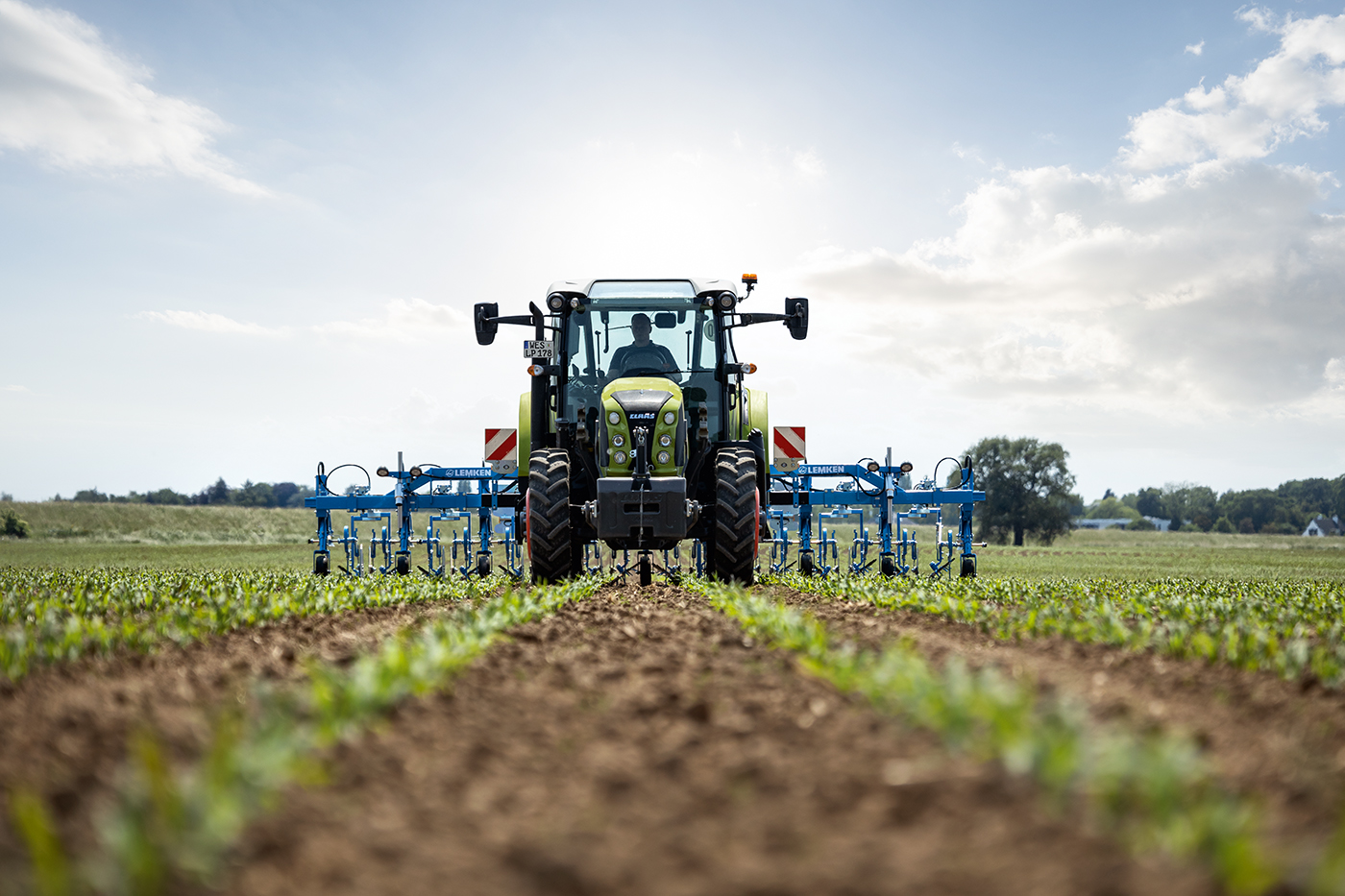 EC-Weeder Mechanical Weed Control 0.75" From the Crop at 10 mph | LEMKEN