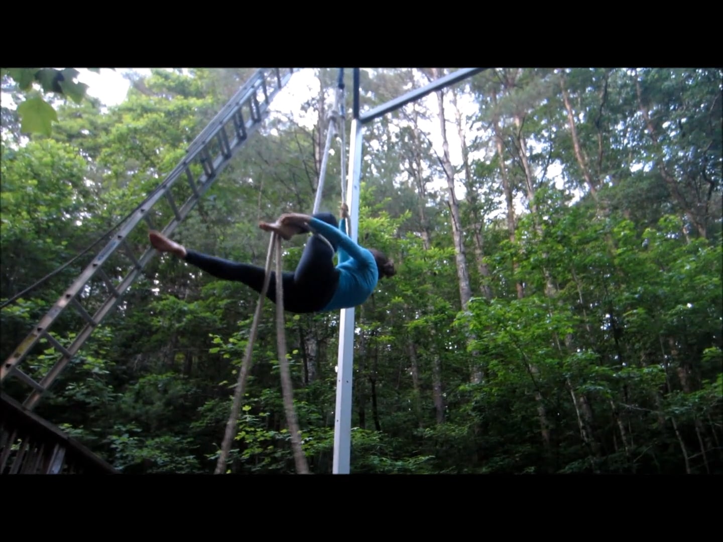 knee twist on trapeze