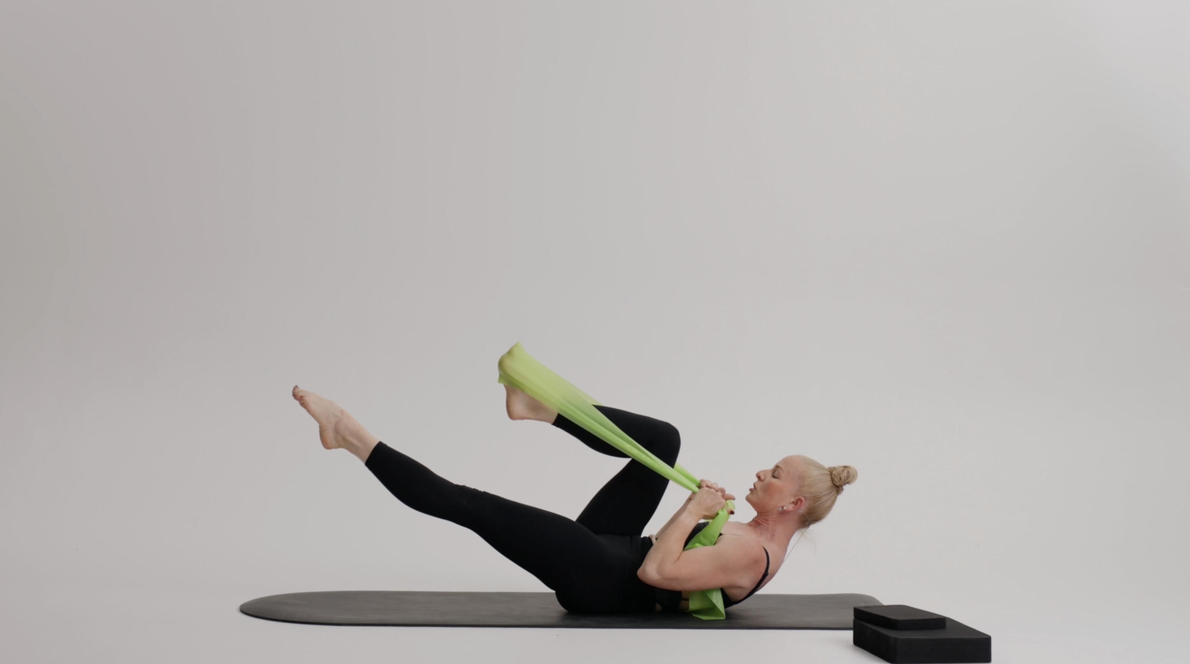 Pilates: Reformer on the Mat (Resistance Band) | 35 mins | with Jennifer