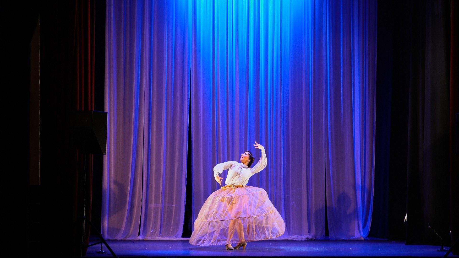 Danza con miriñaques. 3DEUNO. 22 Festival de Jerez