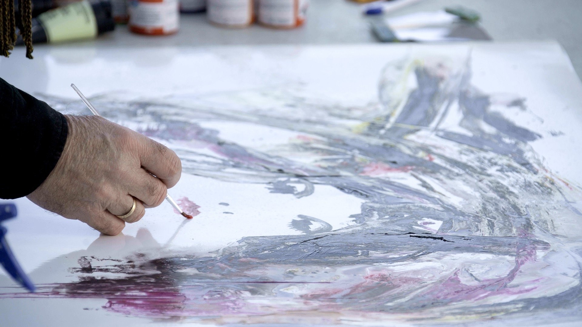 El pintor Kim Soler crea al ritmo de bulerías. Manuel de Julia a la guitarra