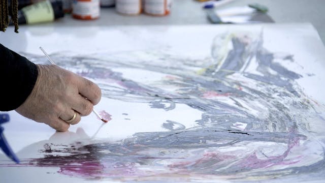 El pintor Kim Soler crea al ritmo de ...
