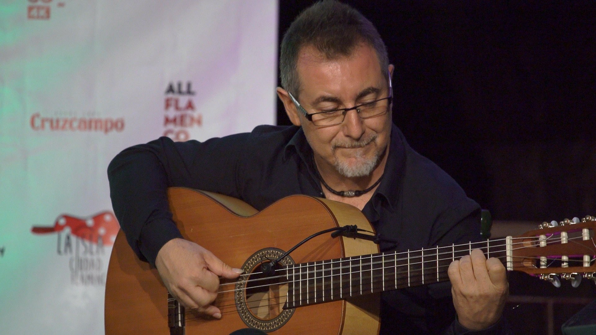 Miquel Ramos a la guitarra por bulerías. V La Isla Ciudad Flamenca