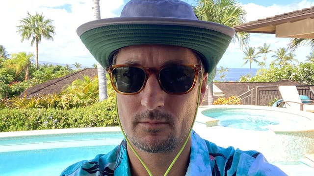 MAN WARNS OF THE COLLAPSE OF THE CENT...