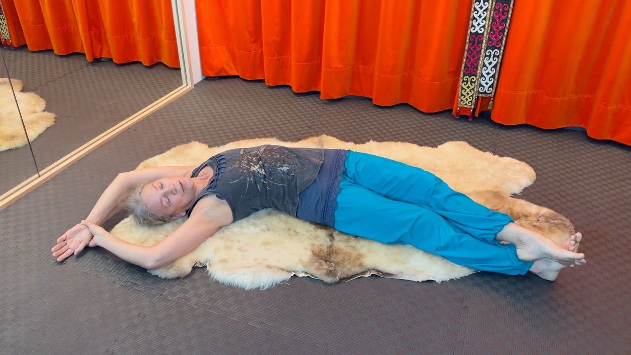 oefening: liggende banaan stretch zijkant met armen lang