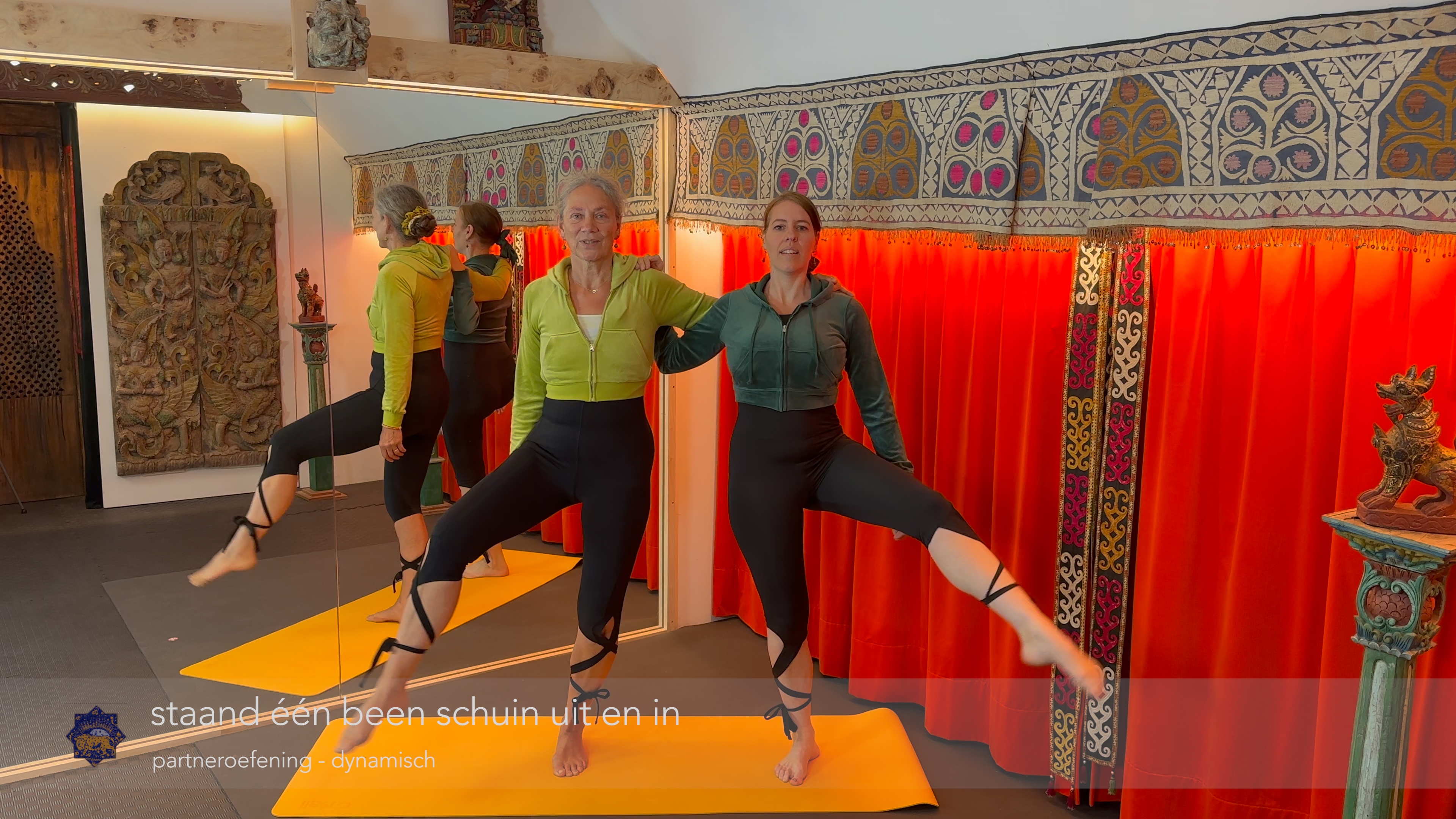 oefening met partner: staand één been gebogen schuin naar buiten en uit en in