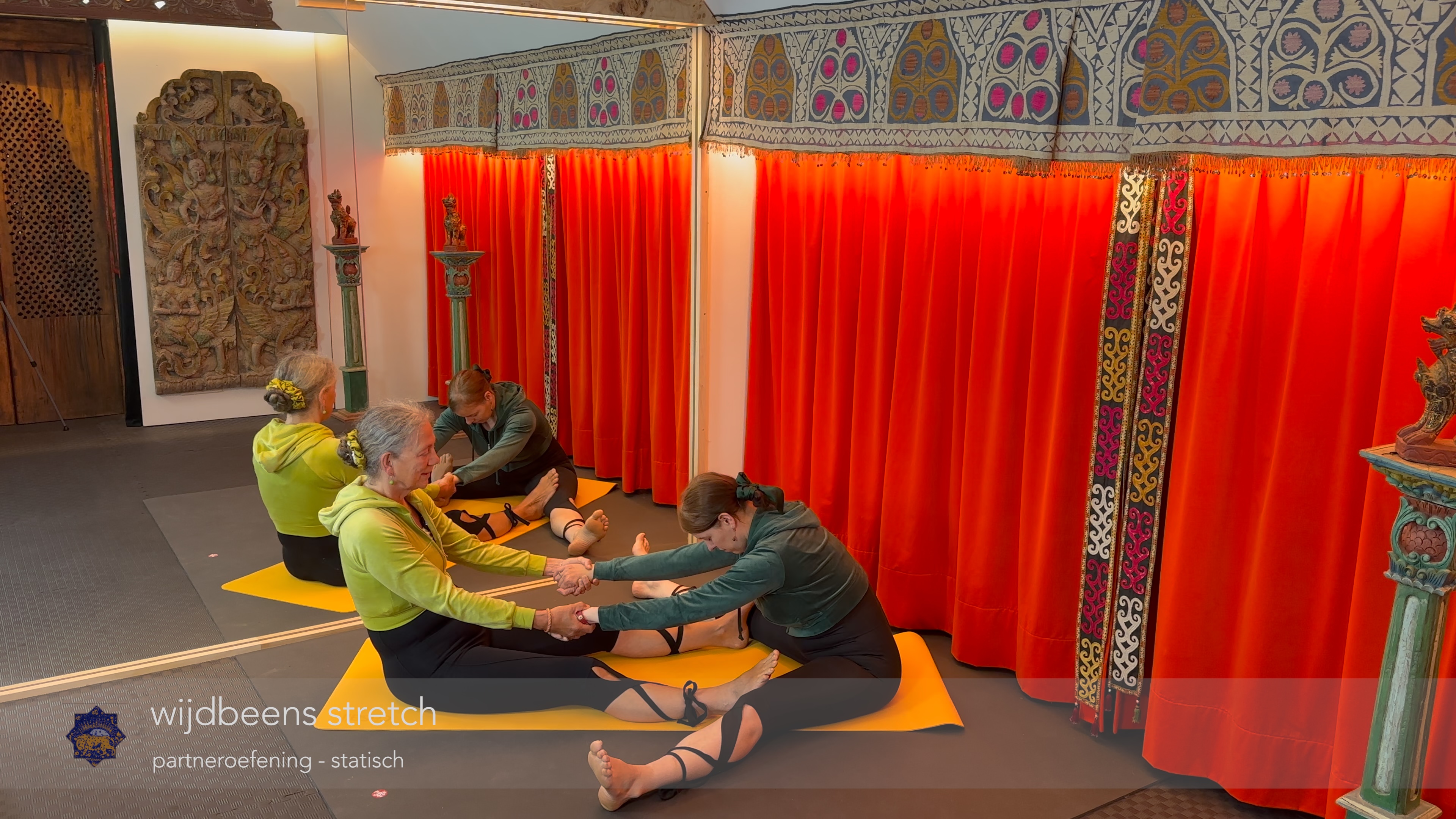 stretch met partner: wijdbeens met rechte rug naar voren