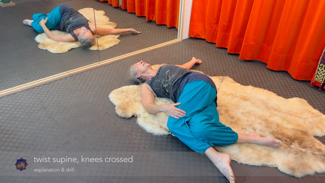 oefening: liggende stretch, torsie met de knieën over elkaar