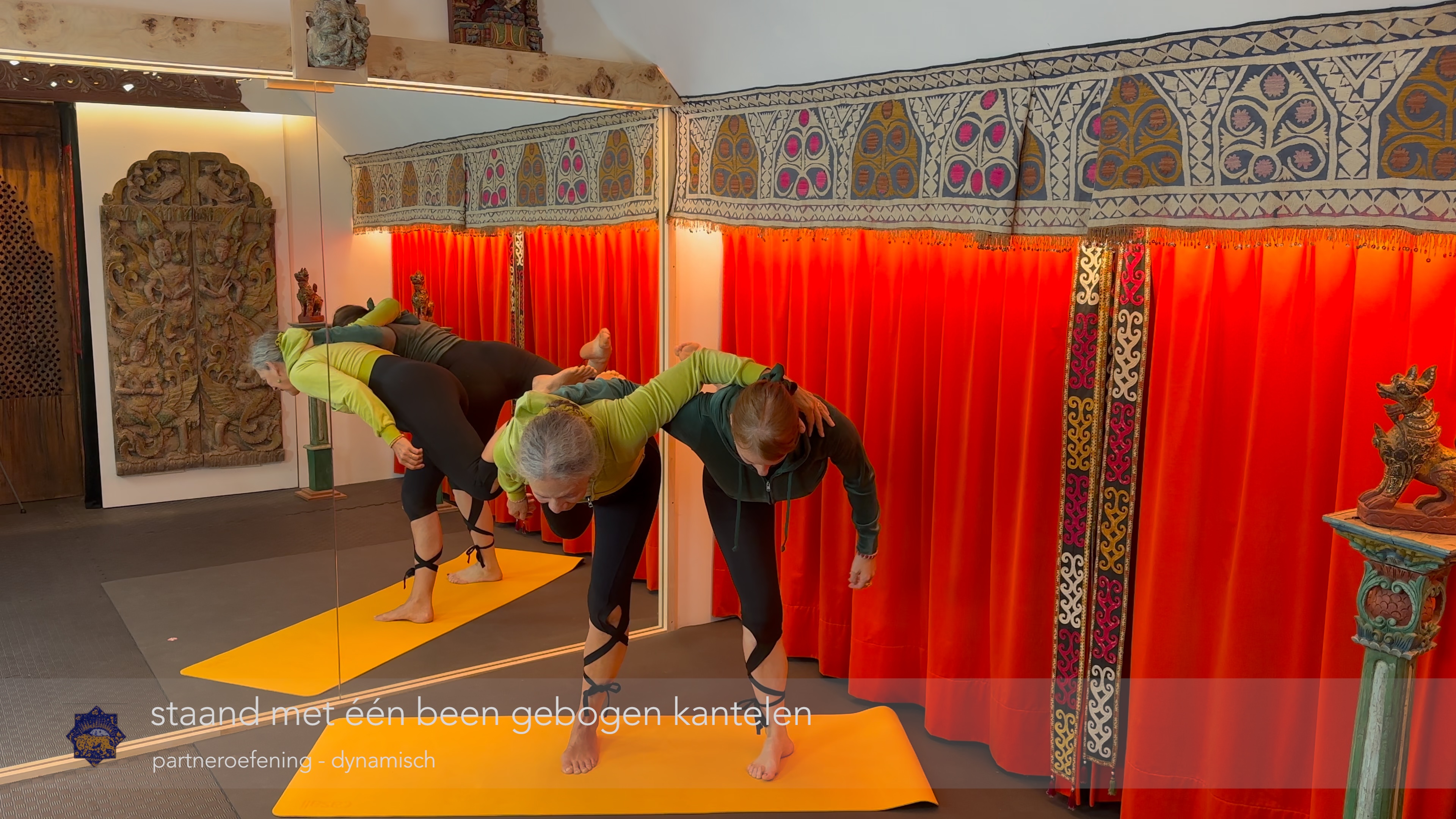oefening met partner: staand met één been gebogen naar voren kantelen