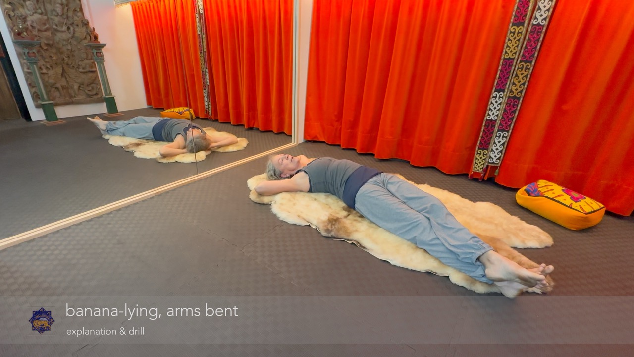 oefening: liggende banaan stretch van de zijkant met de armen gebogen