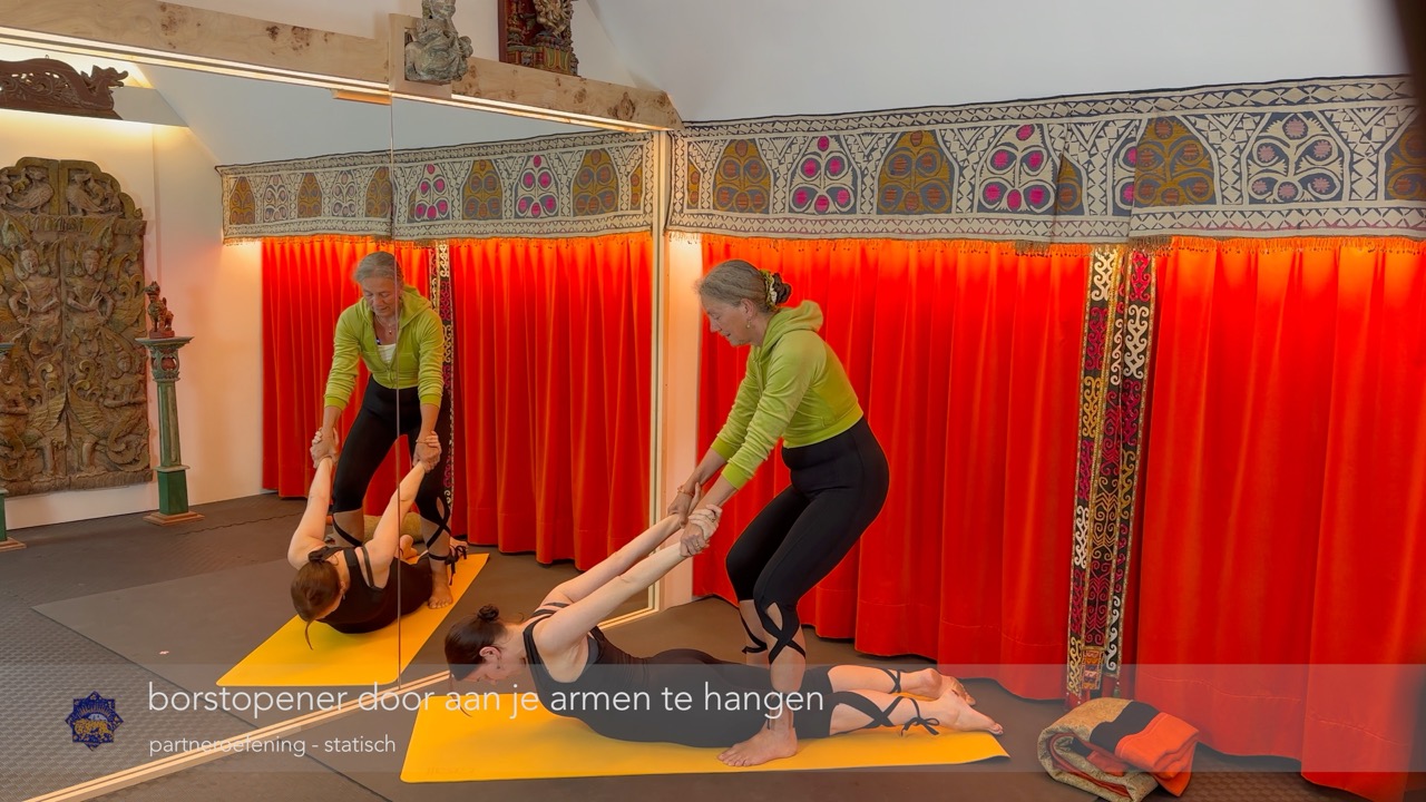 stretch met partner: borstopener door aan je armen te hangen