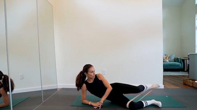 10 min - Miniband Glutes on the Mat