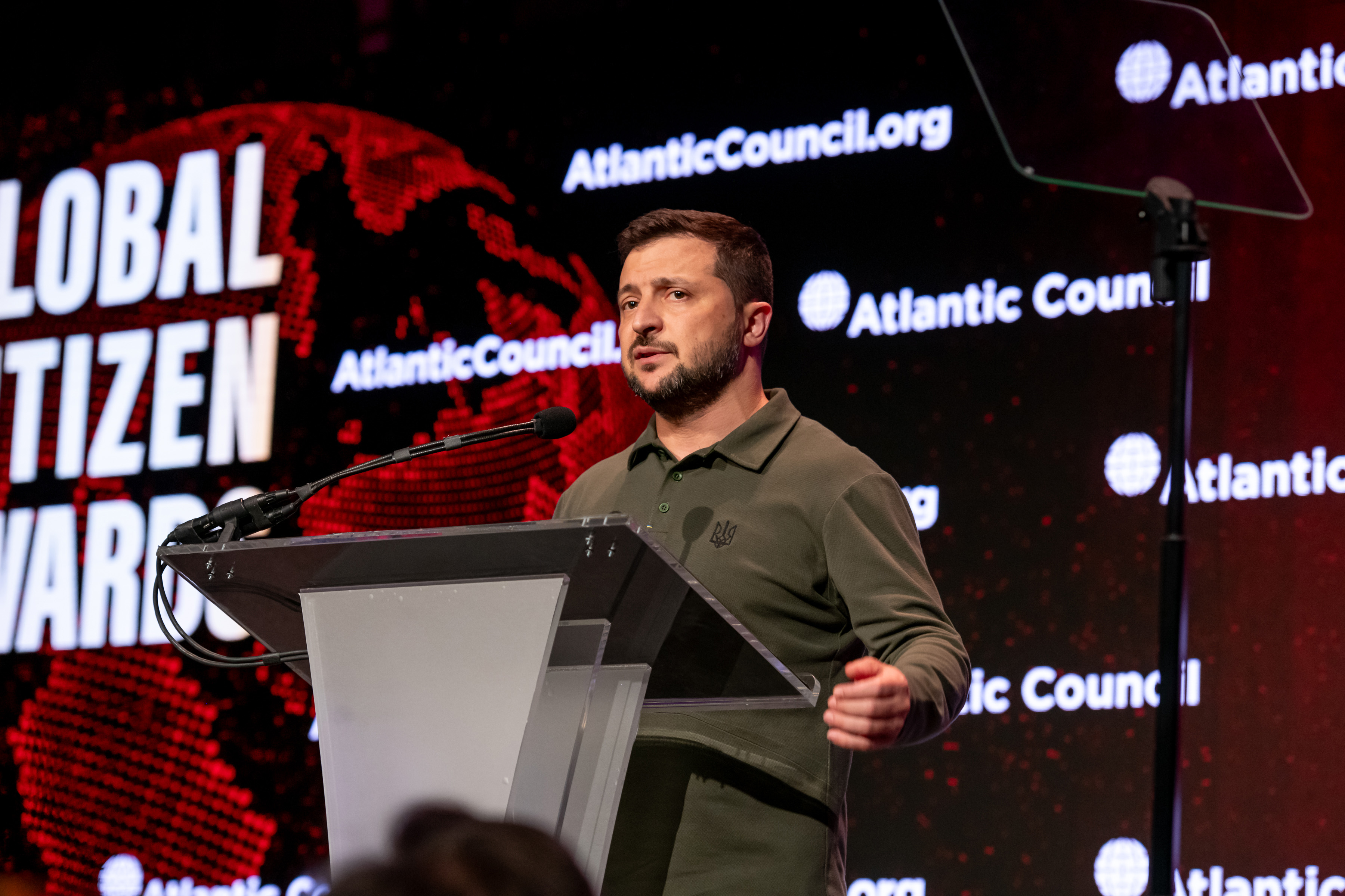 Ukrainian President Zelenskyy accepts the Global Citizen Award