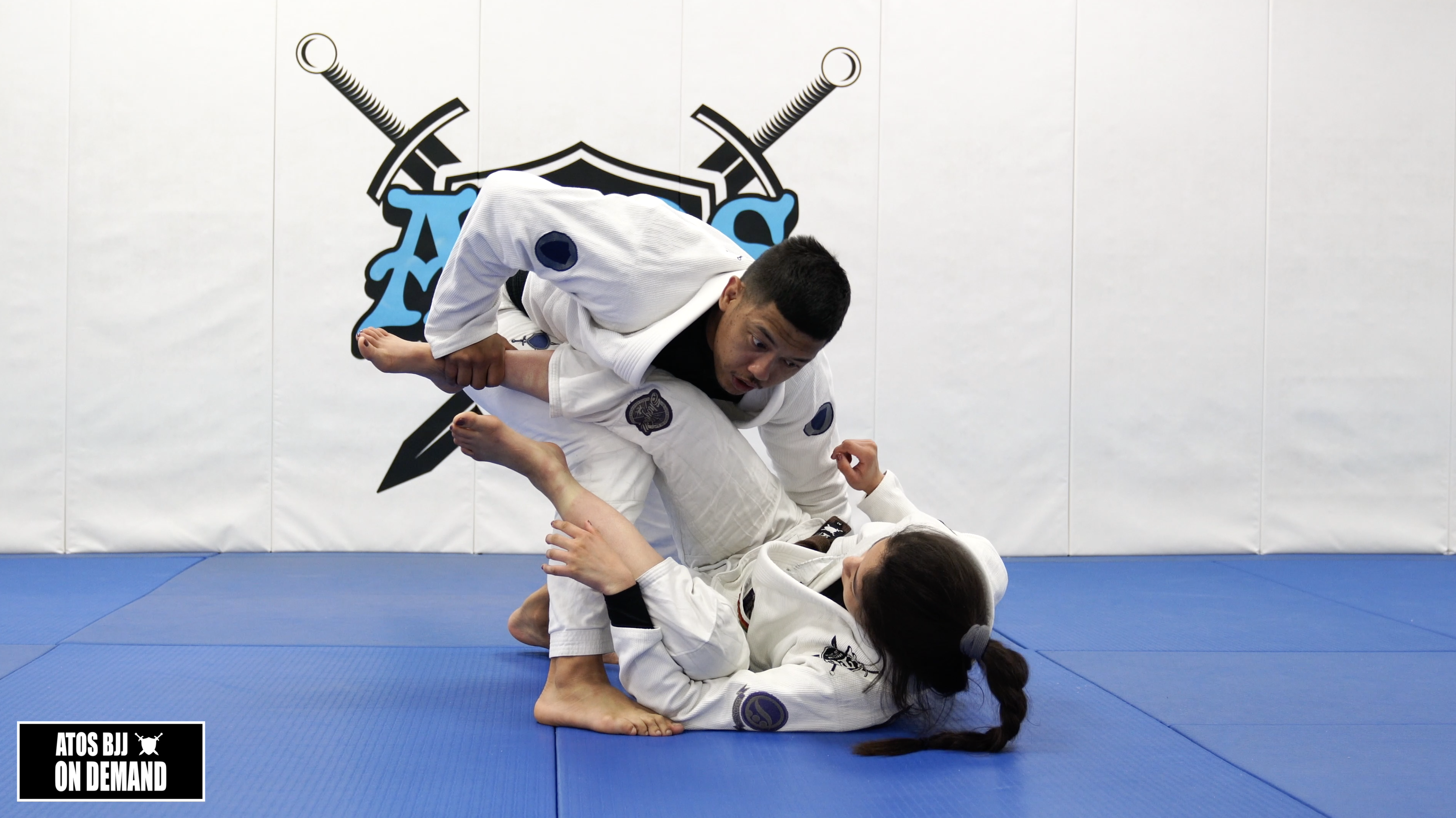 Collar Sleeve Pass Diving to Leg Drag