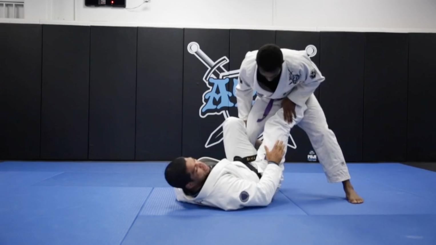 Maintaining and Controlling the De La Riva Guard