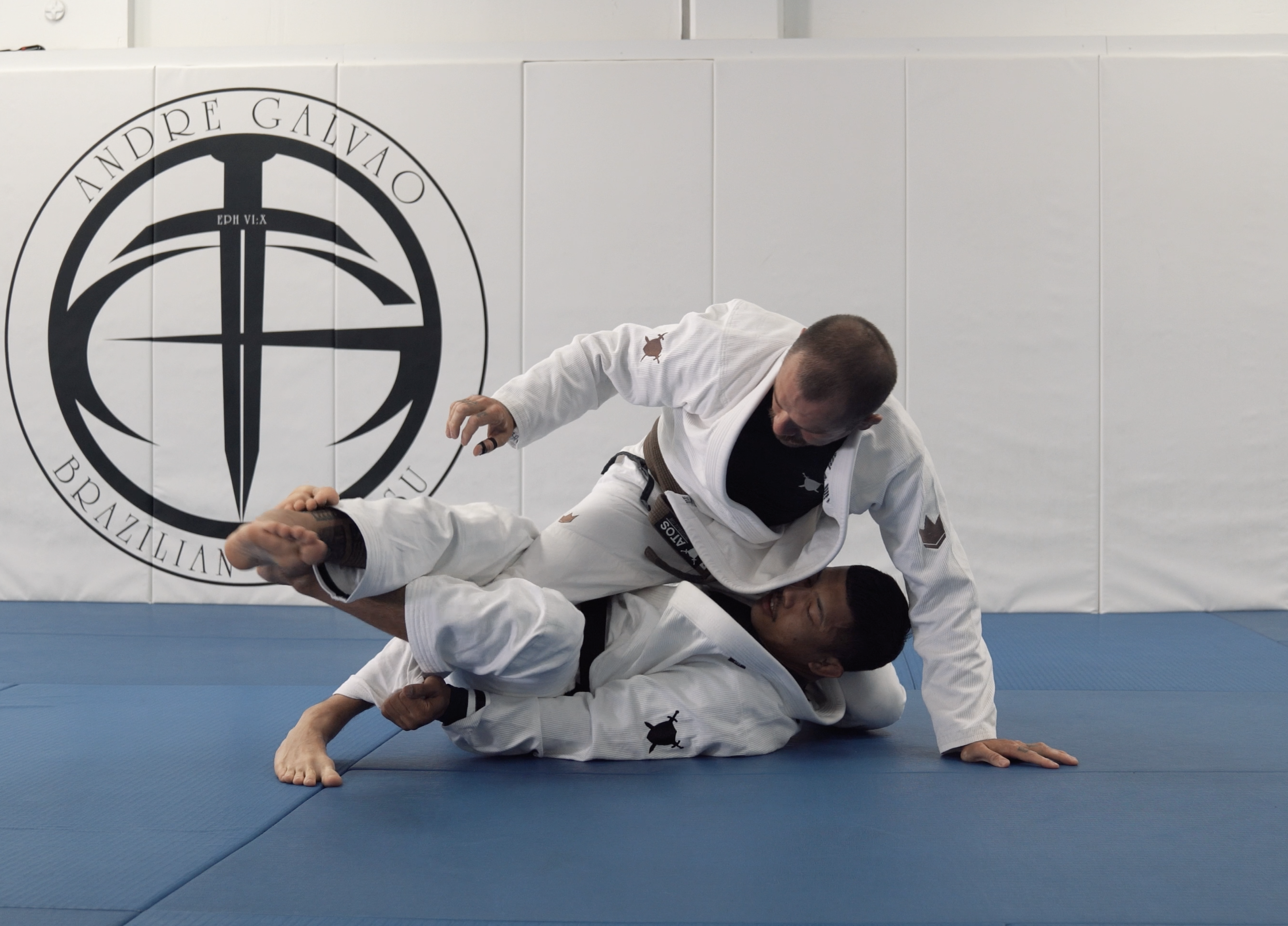 Knee Cut Counter to Deep Half