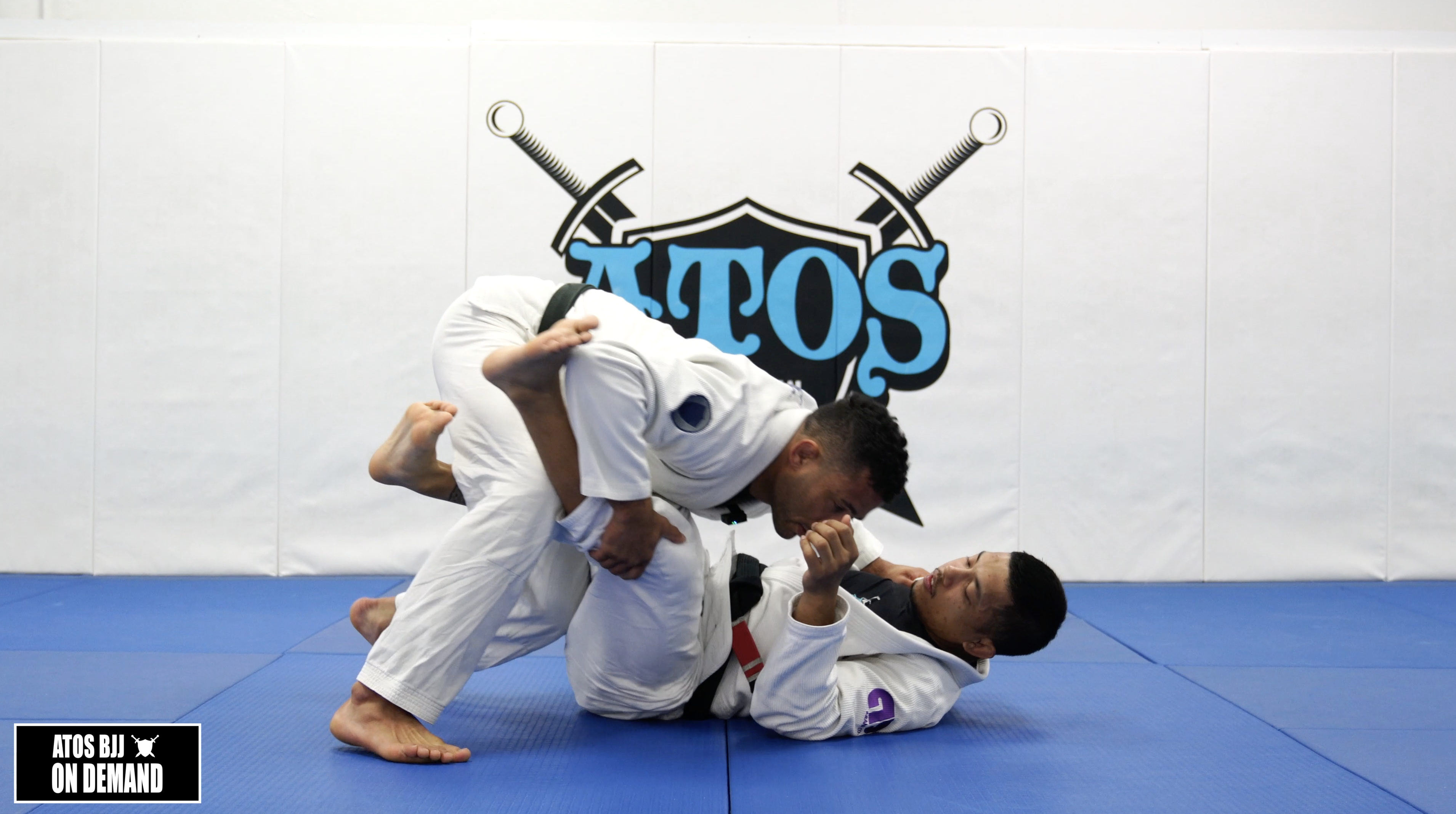 Knee Cut Side Smash Pass