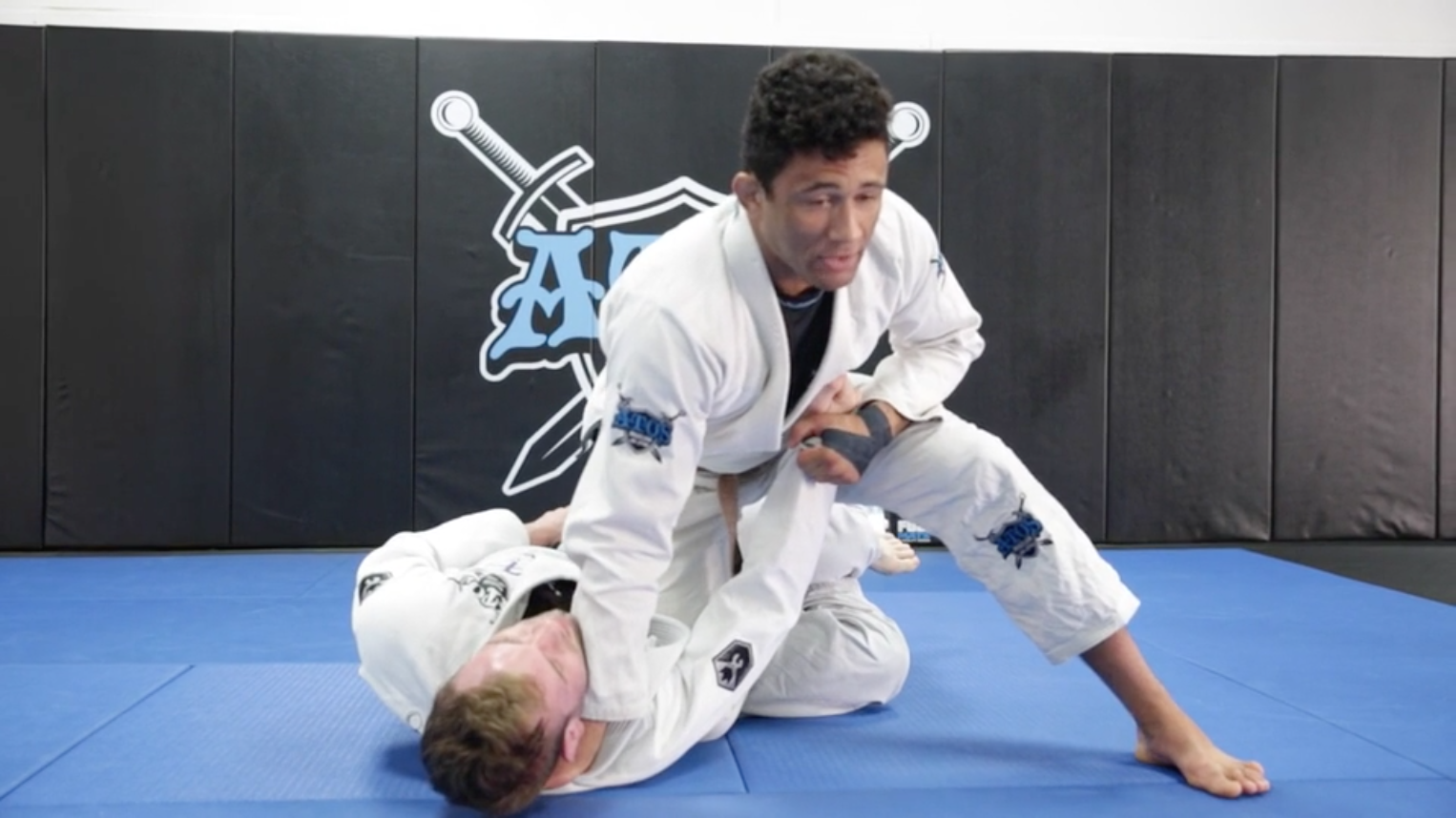 Knee Cut Pass with Face Crank