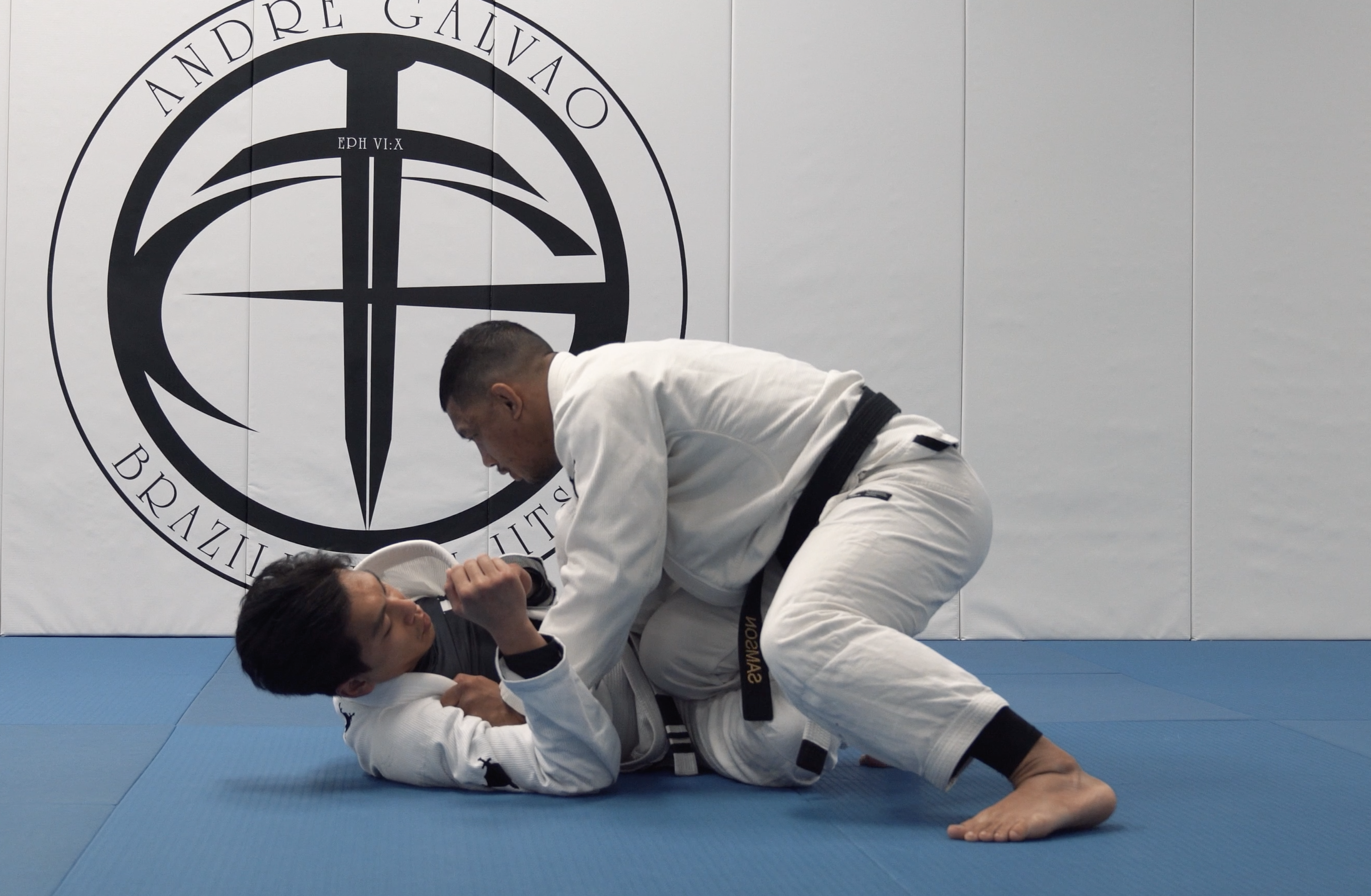 Passing the Guard Without Grip Change Concepts