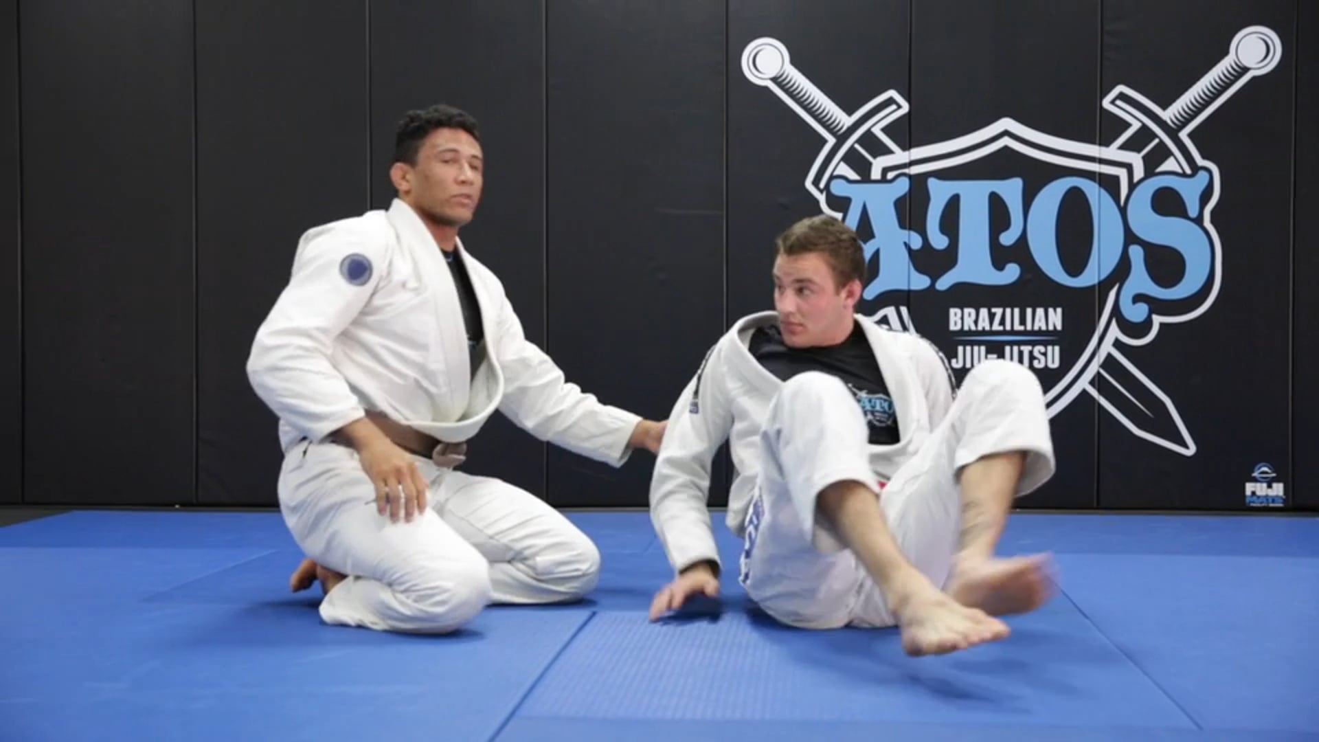 Knee Shield Guard Pass Using a Knee Cut