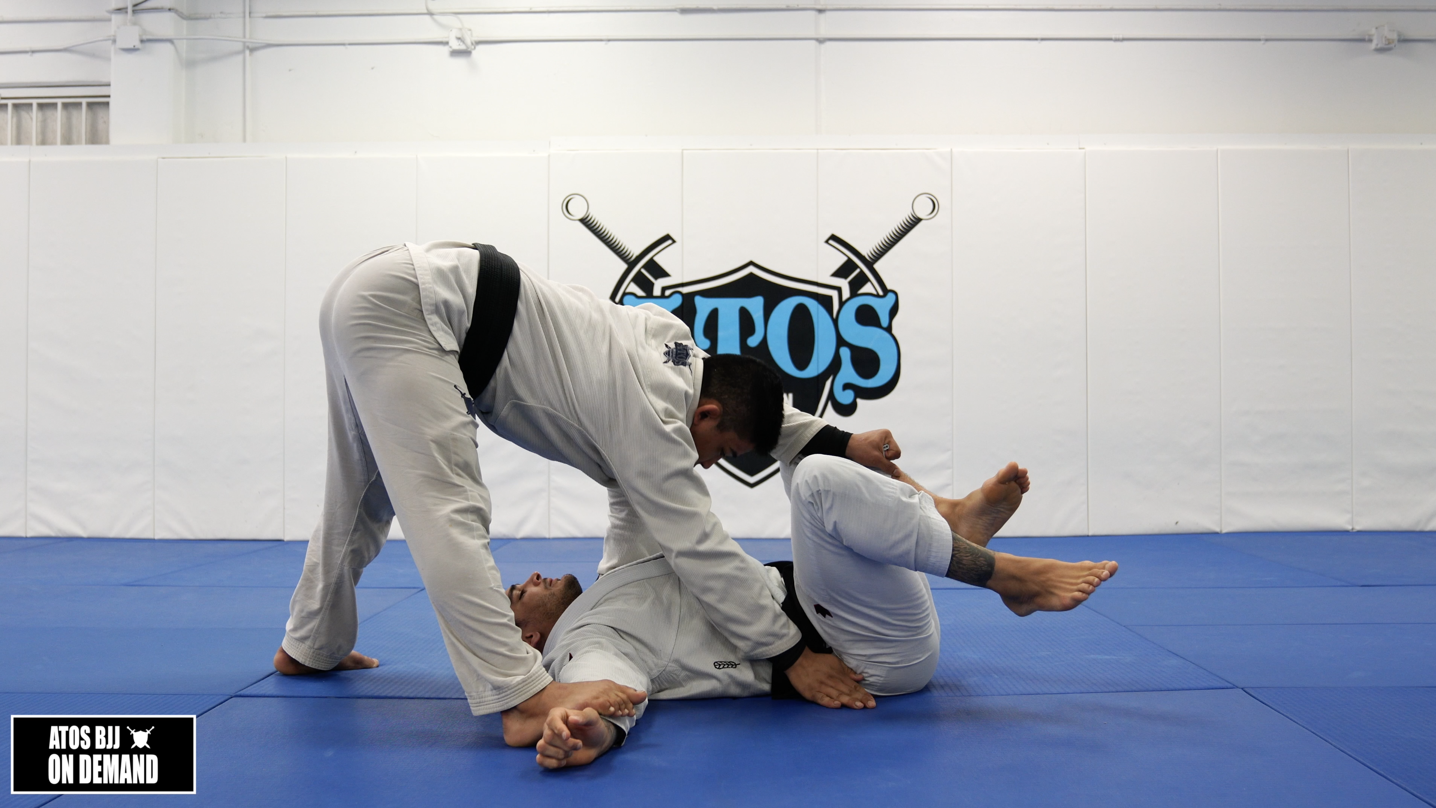 Amazing Cross Grip Passing From Outside Pass