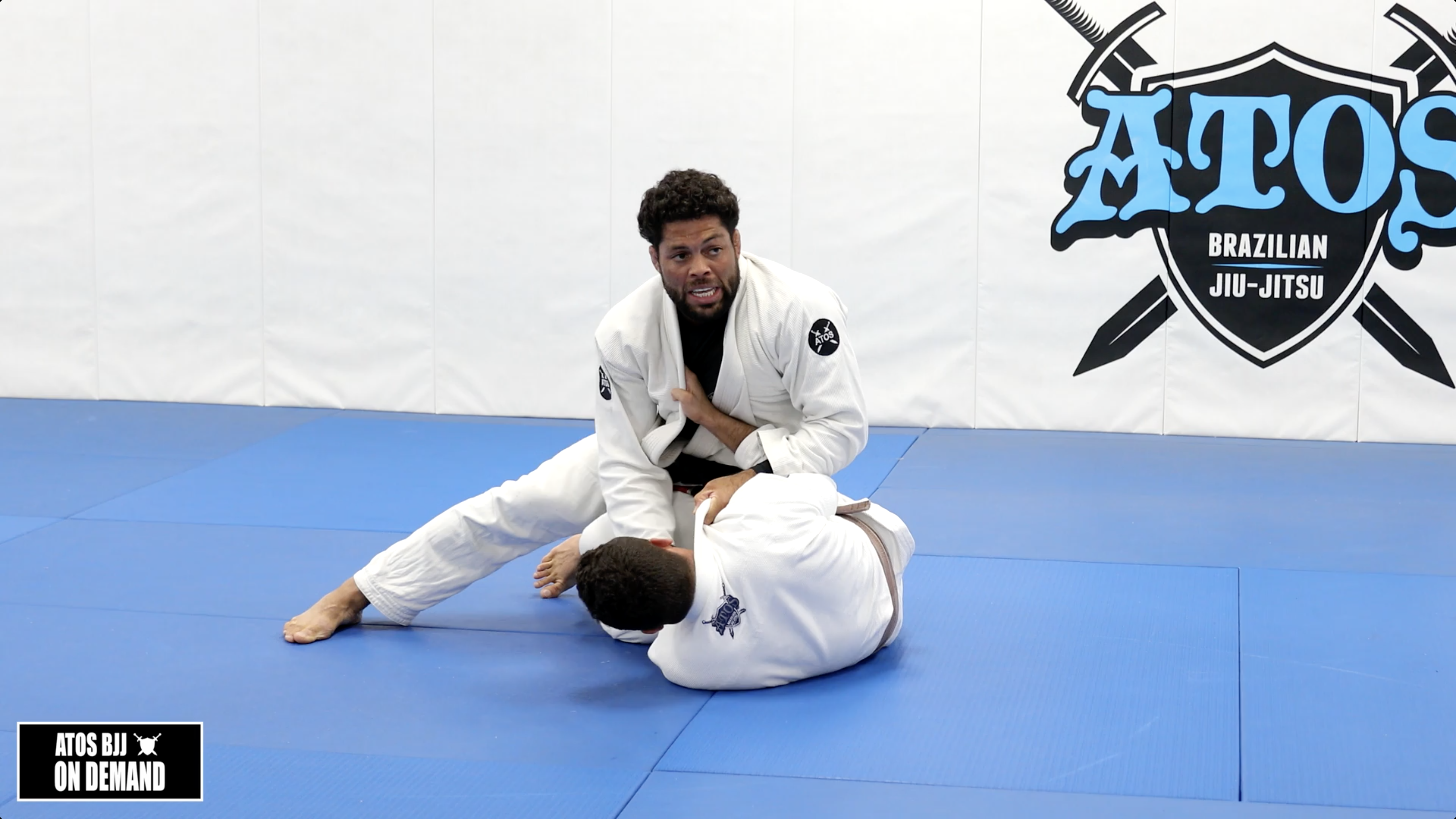 Headquarters to Reverse Knee Cut Side Smash