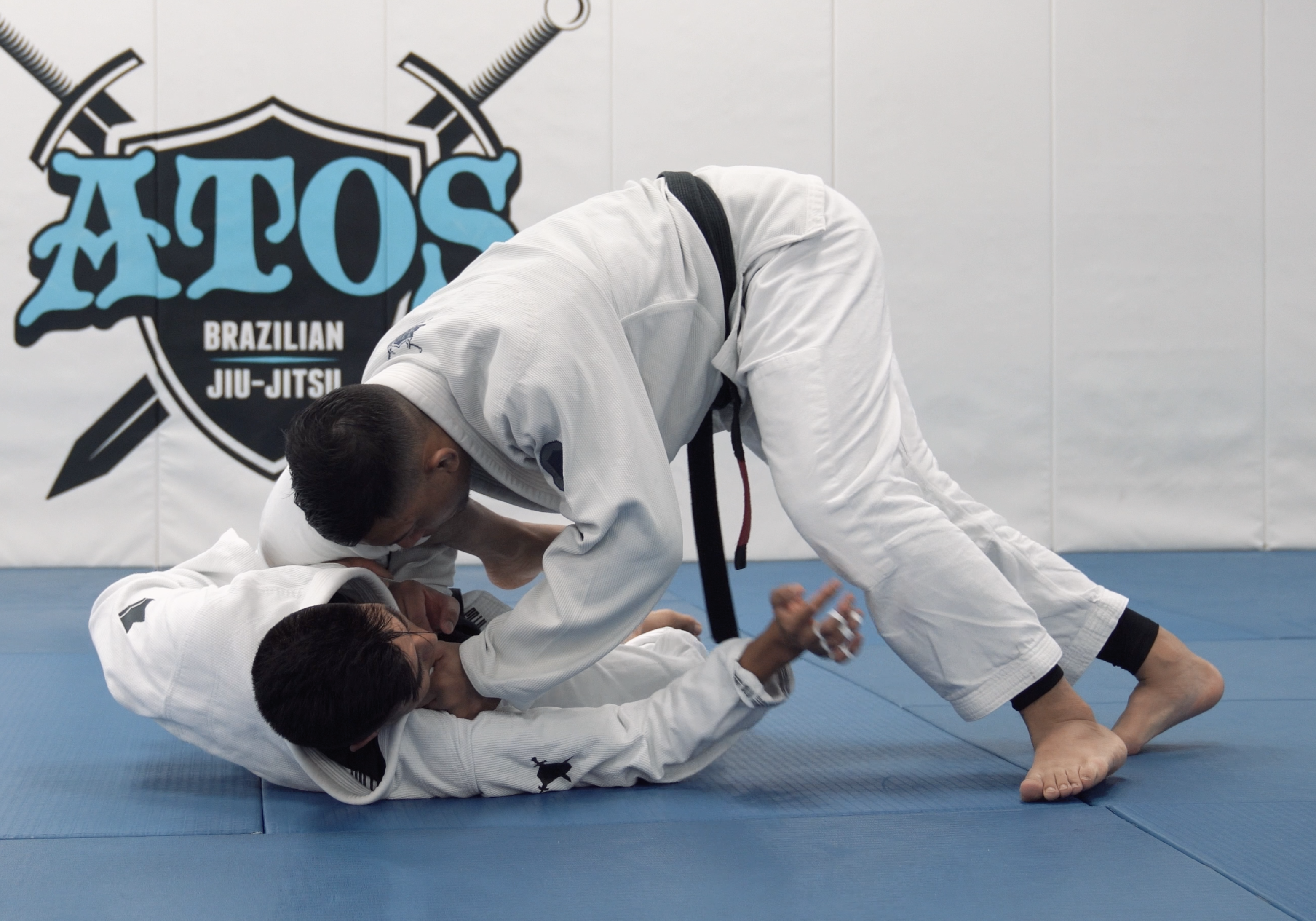 Passing Lasso Using Cross Grip 