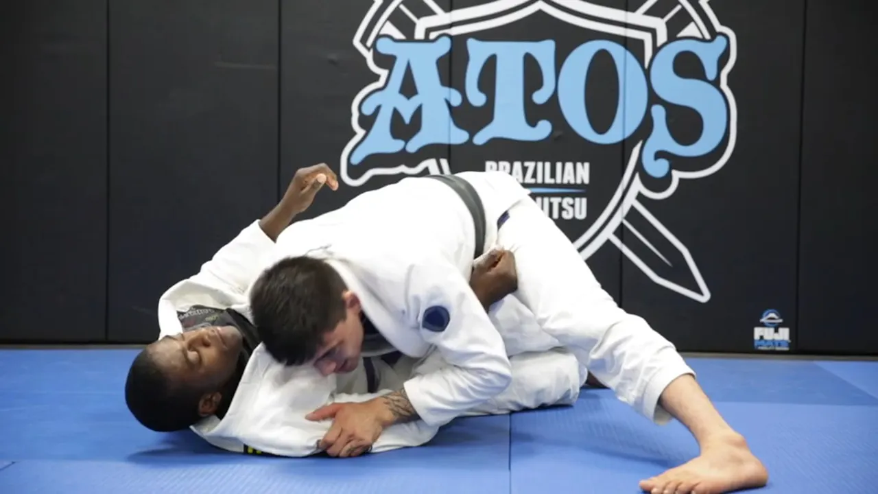 Sweeping From the De la Riva Guard Going Straight Into the Knee Cut ...