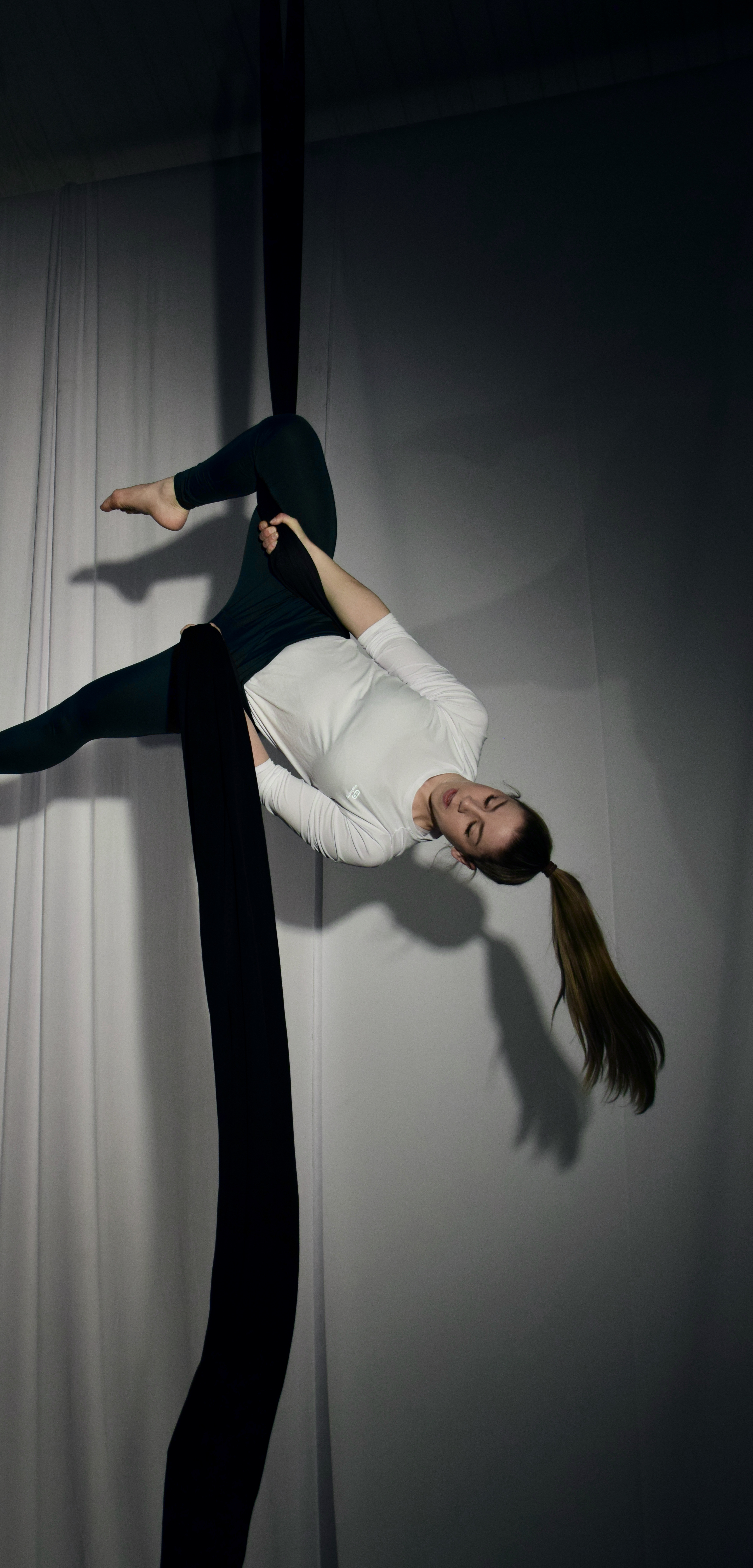 Arrabesque knee hang to Cross back to 360