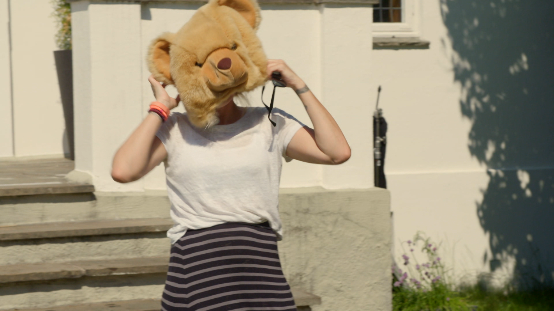 Kongen Befaler S02E01 - Macaroni and Elk