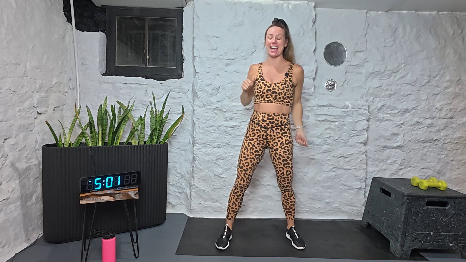 Neon Light Upper Body & Core Burn – Glow-Up  HIIT