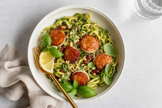 PESTO ZOODLES WITH SEARED SCALLOPS 