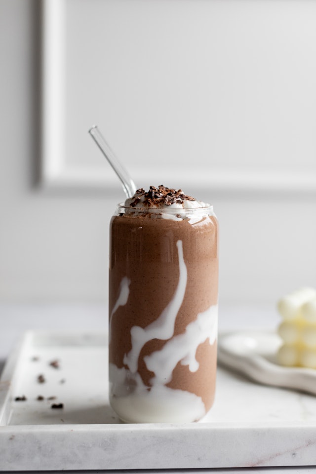CACAO CHIP PROTEIN SMOOTHIE