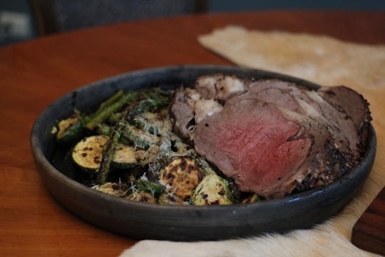 Cena de Rib Roast con cheesecake 