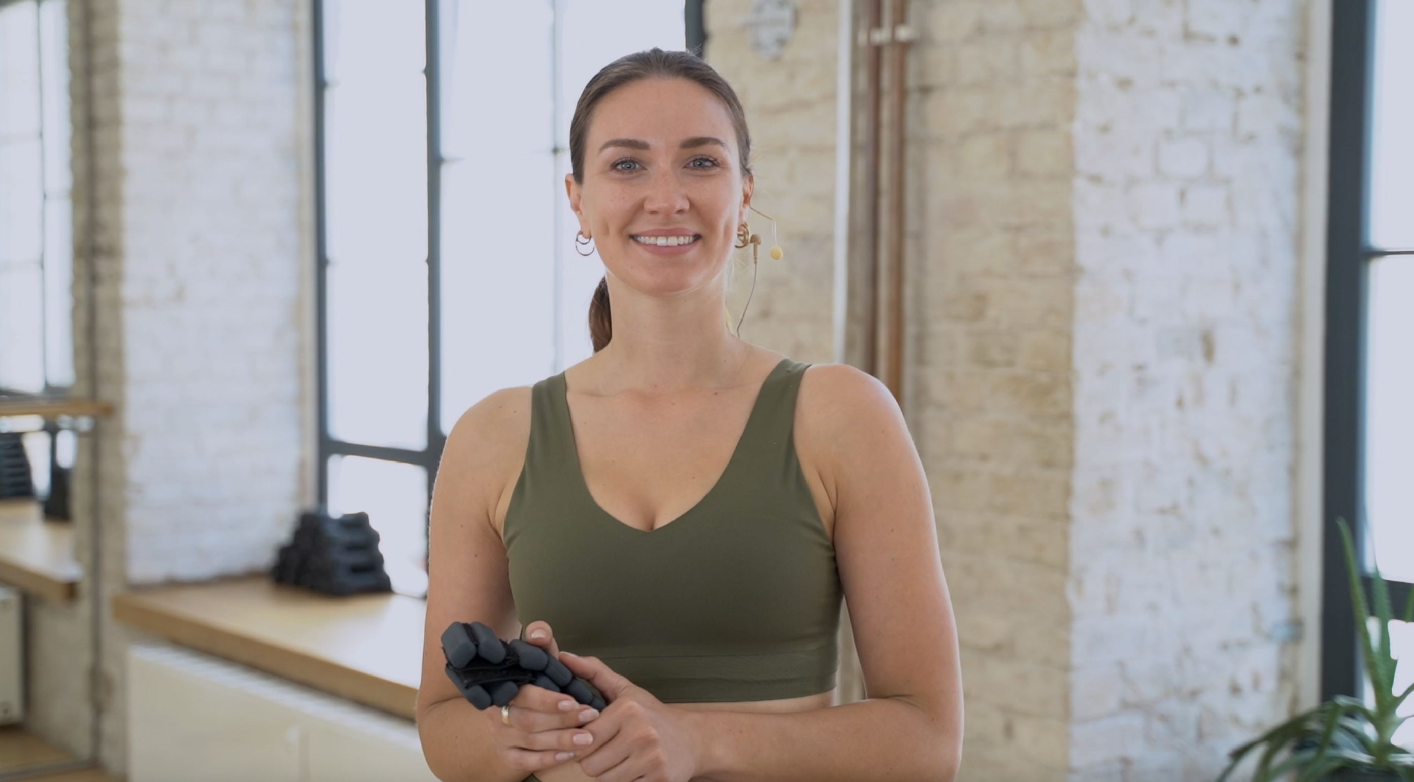 21 Min Cardio Barre Sculpting // Ankle Wrist Weights Loona Gym 