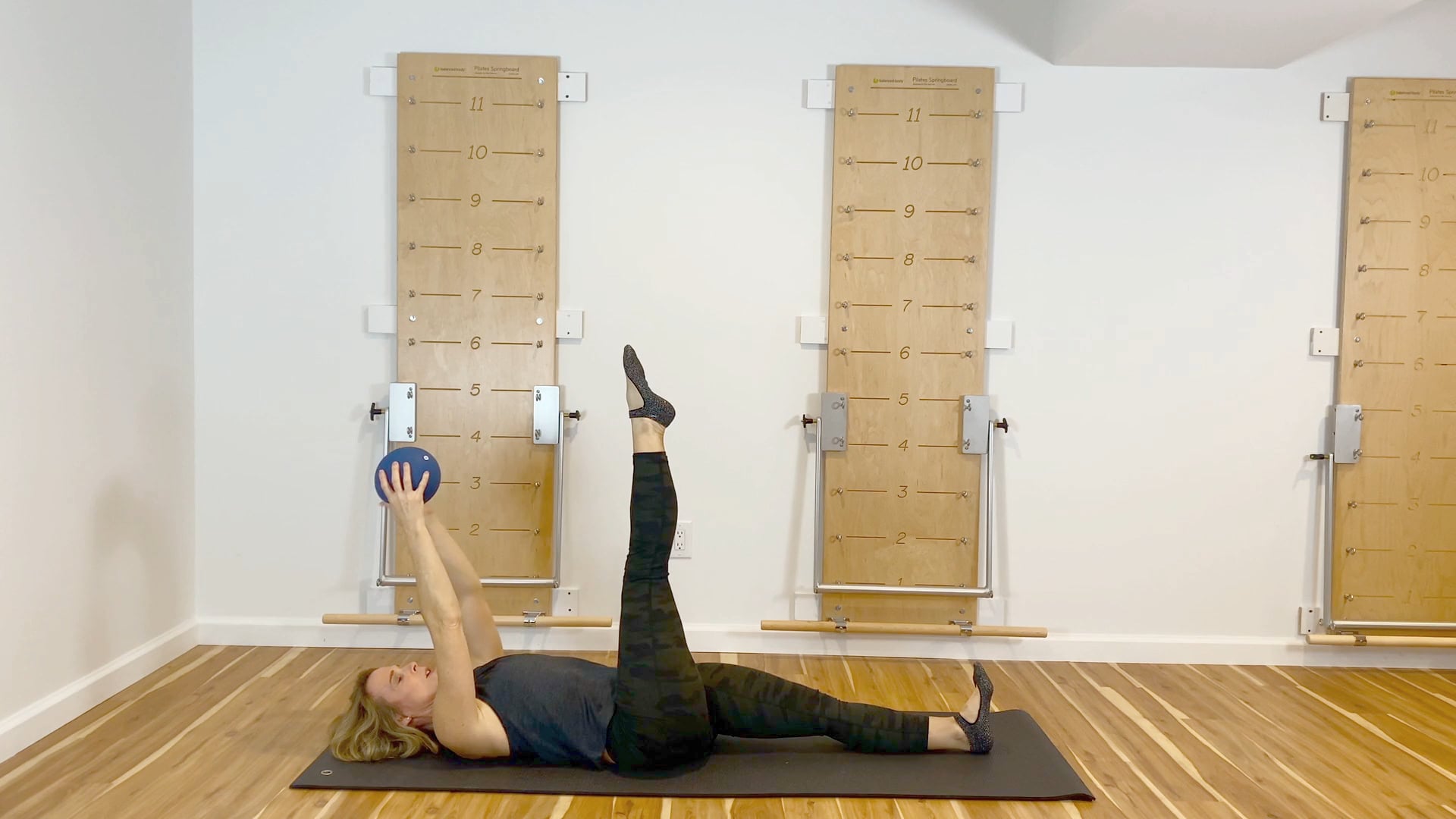 Express Pilates Mat Workout with Ball - 19 min - 04/05/2021