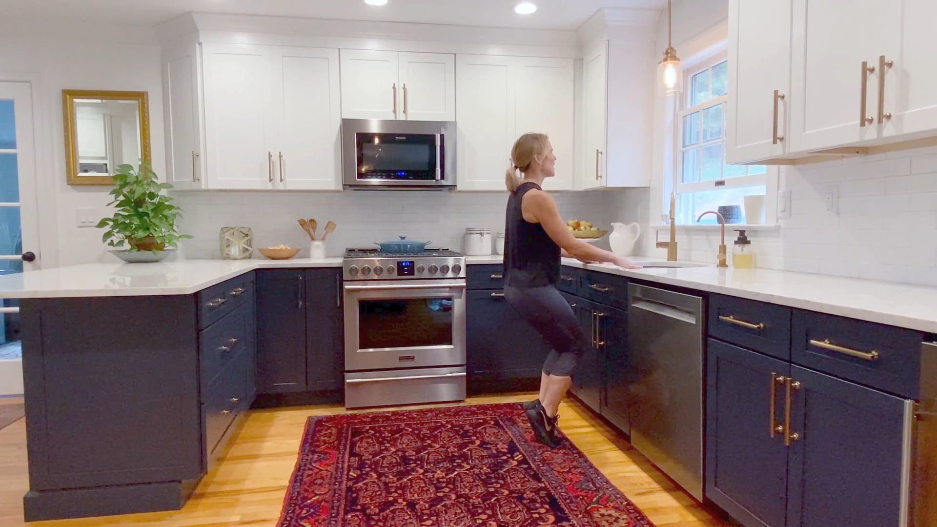 Quick Kitchen Barre Workout 1 - 8 min