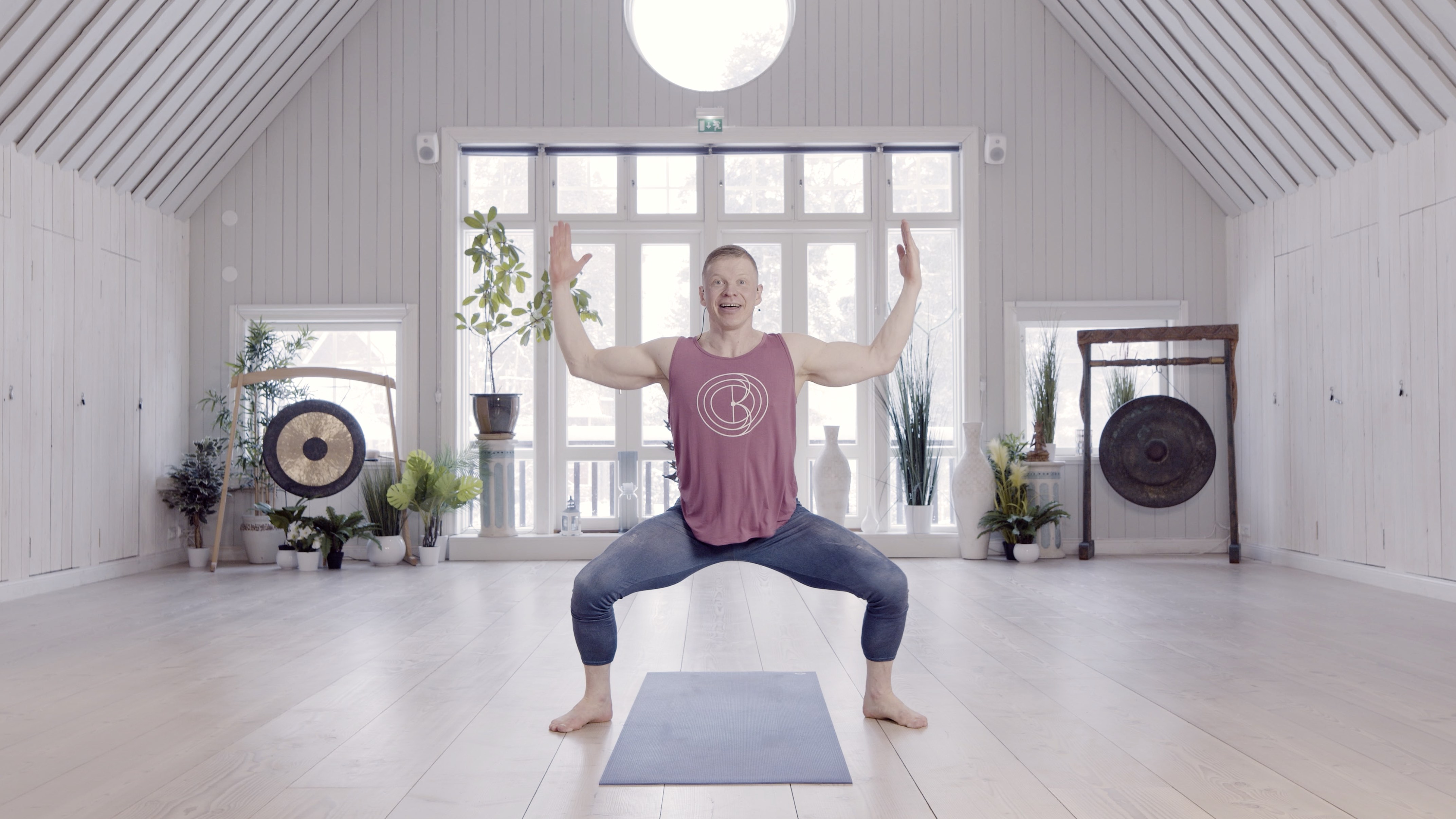 PÄIVÄ 5: Syketreenit - Yoga HIIT sydämelle / Jari Karppinen / 15 min. / Taso 2
