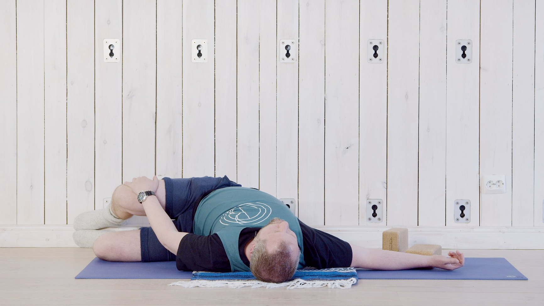 Jouni Hallikainen / Yinjoogaa seinällä / 30 min.