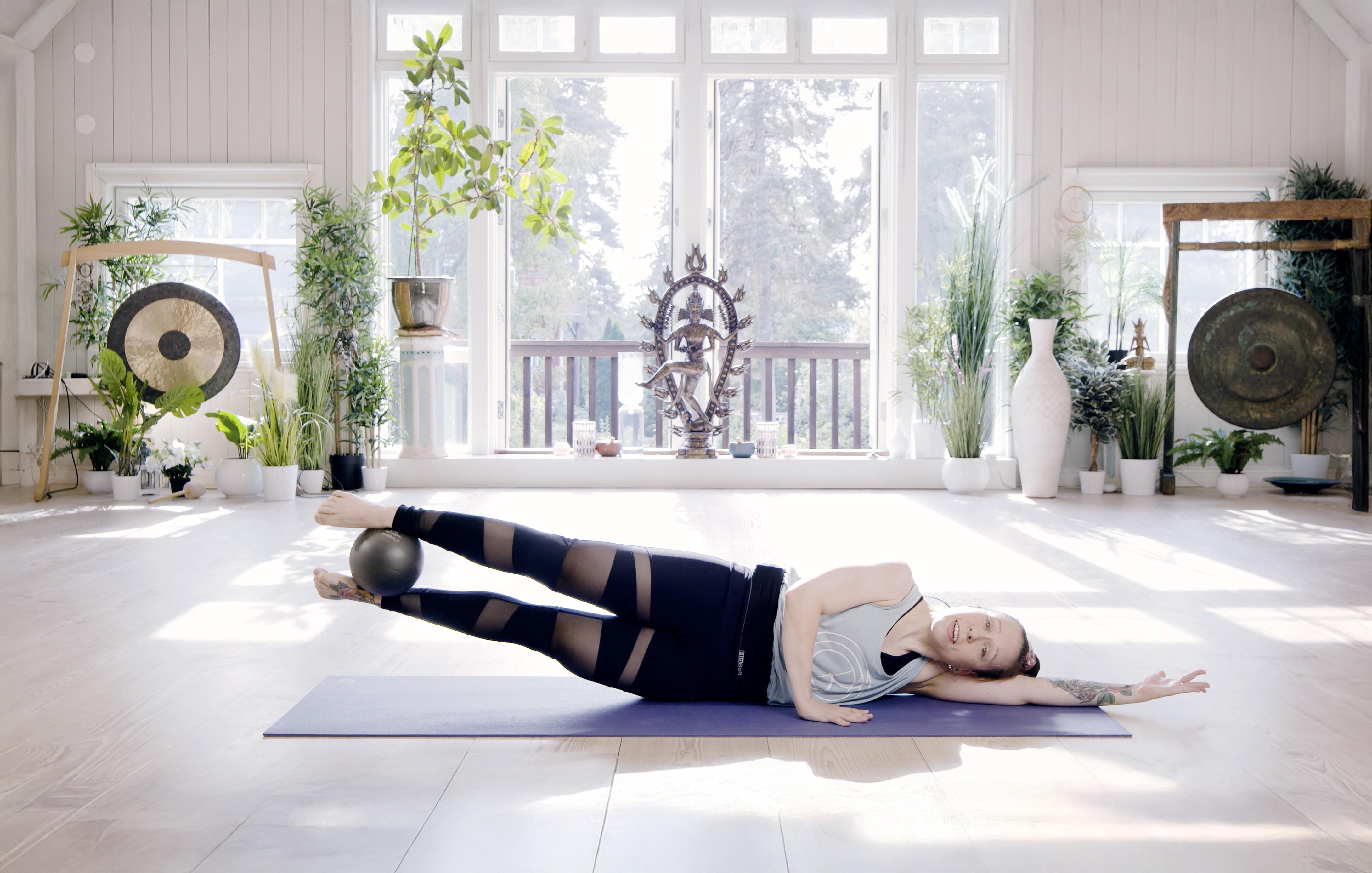 Leena Syrjälä / Tasapainoilua pilatespallolla / 30 min.