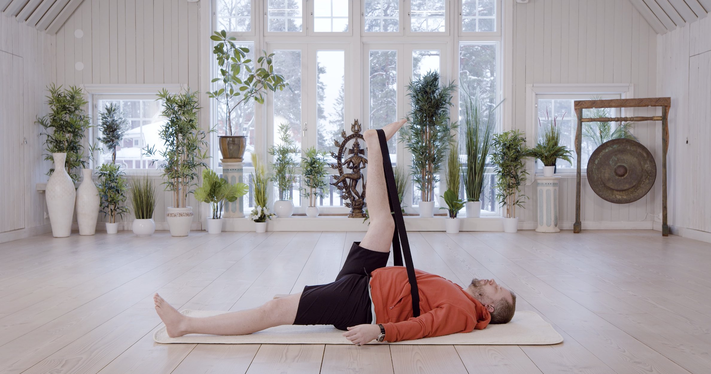 Yiniä joogavyön kera / Jouni Hallikainen / 45 min. / Kaikki tasot