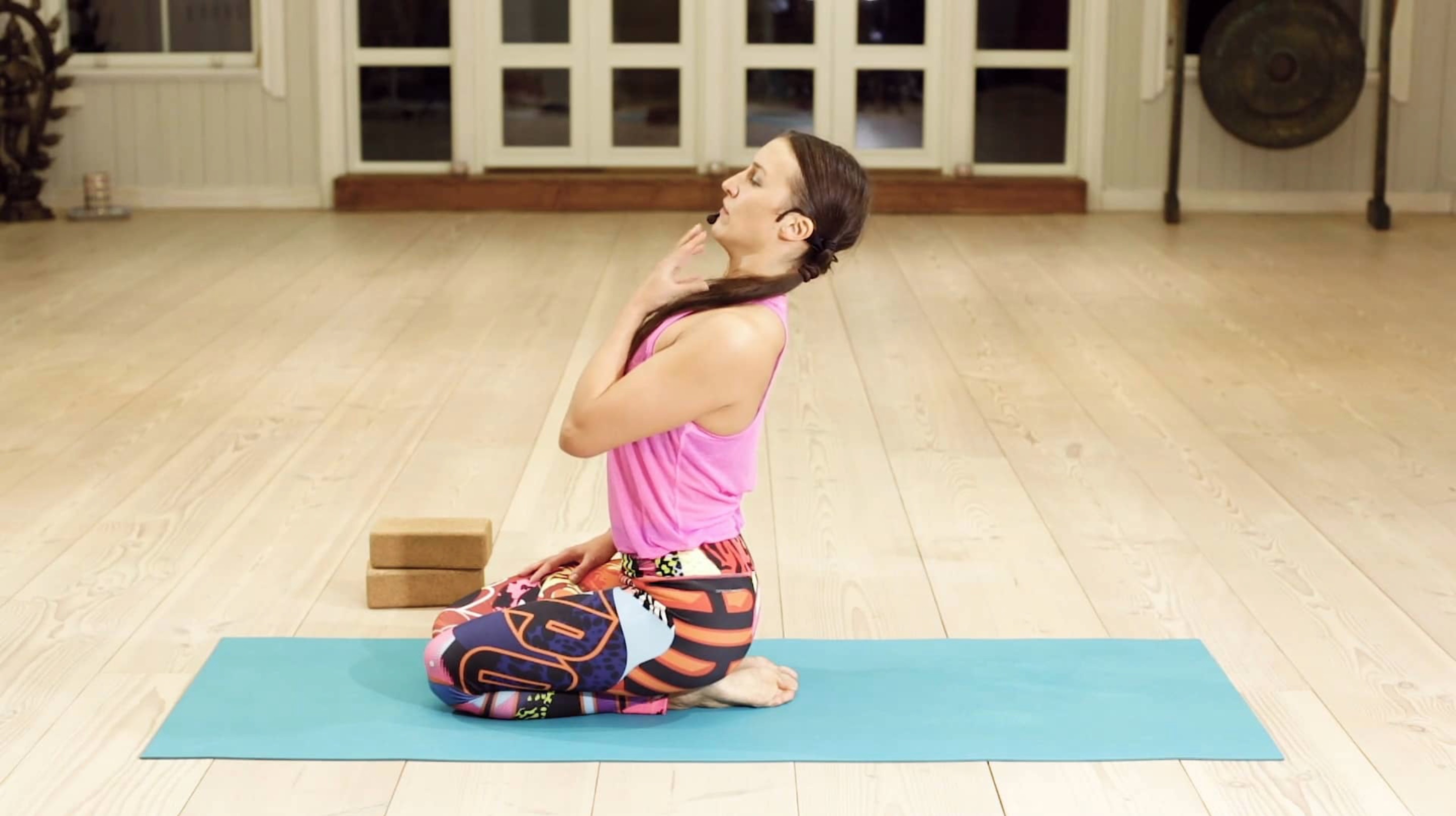 Yoga HIIT Conditioning 3 / Mia Jokiniva / Tekniikkatärppi 3 / 4:30 min.