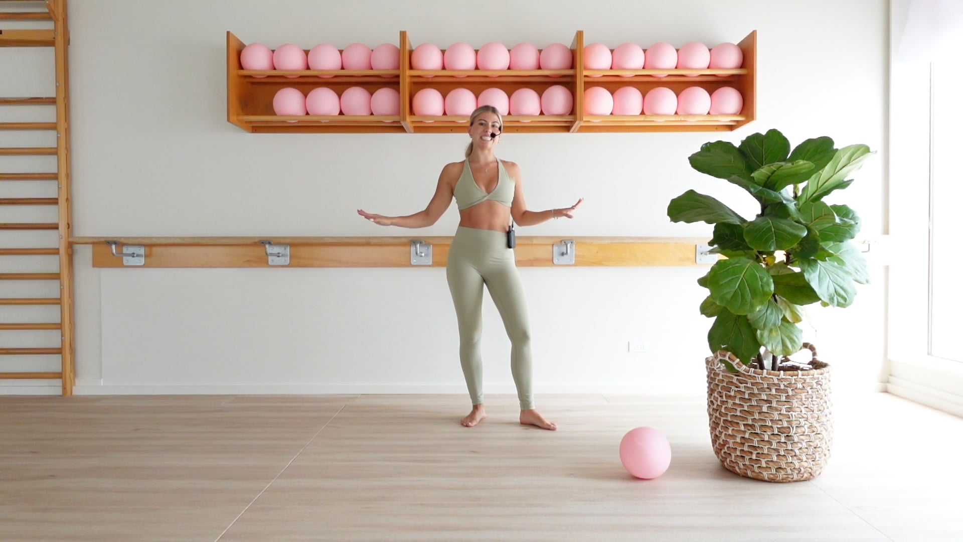 DAY 4 | 20 MINUTE GLUTE+INNER THIGH BURN