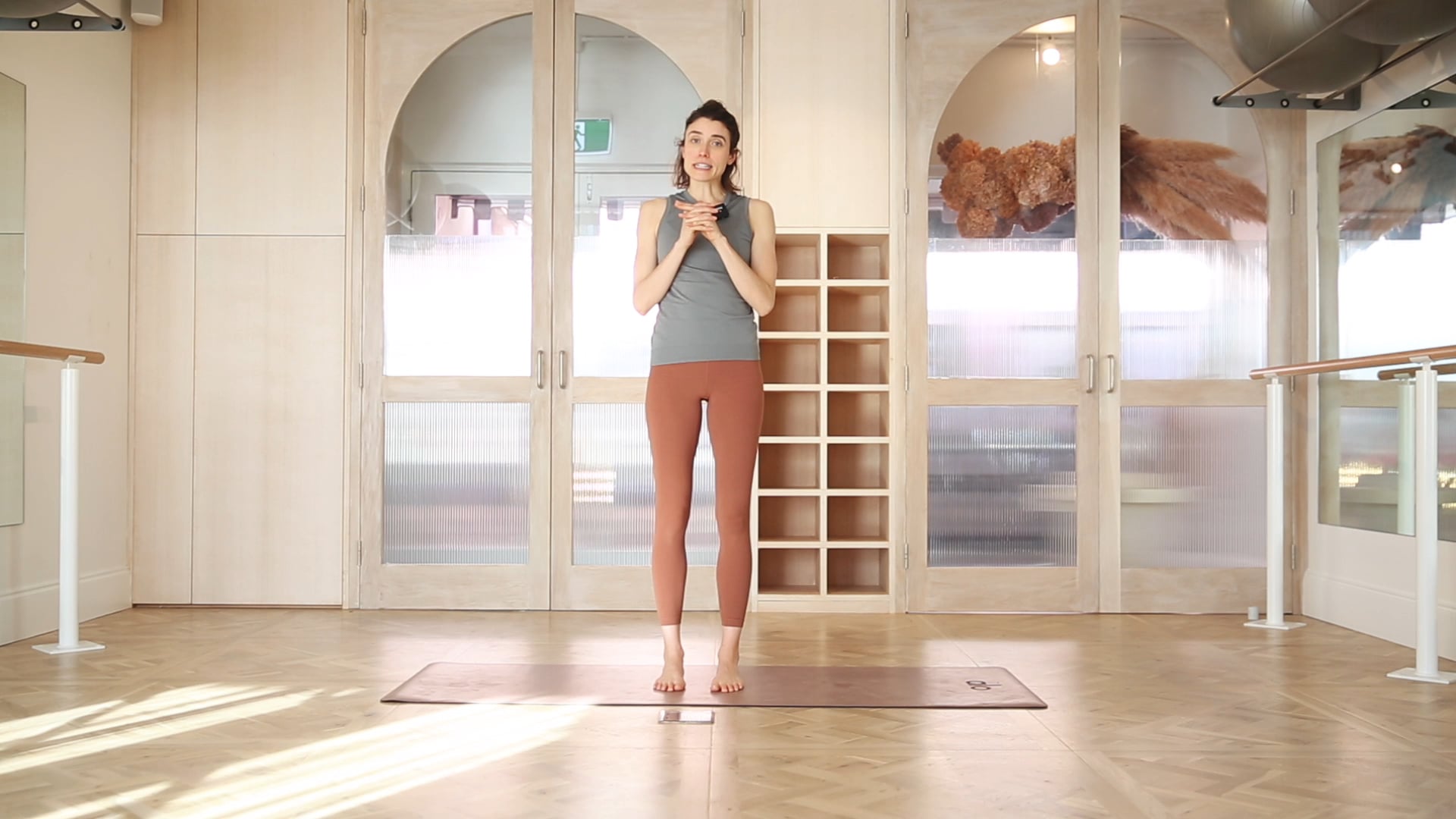 21 Mins - Yoga Flow - No Props (Strong Mama) 