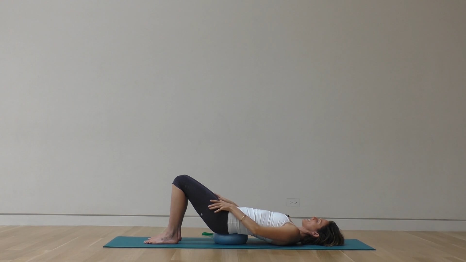 11 Mins - Butt - Theraband & Small ball (Postnatal)